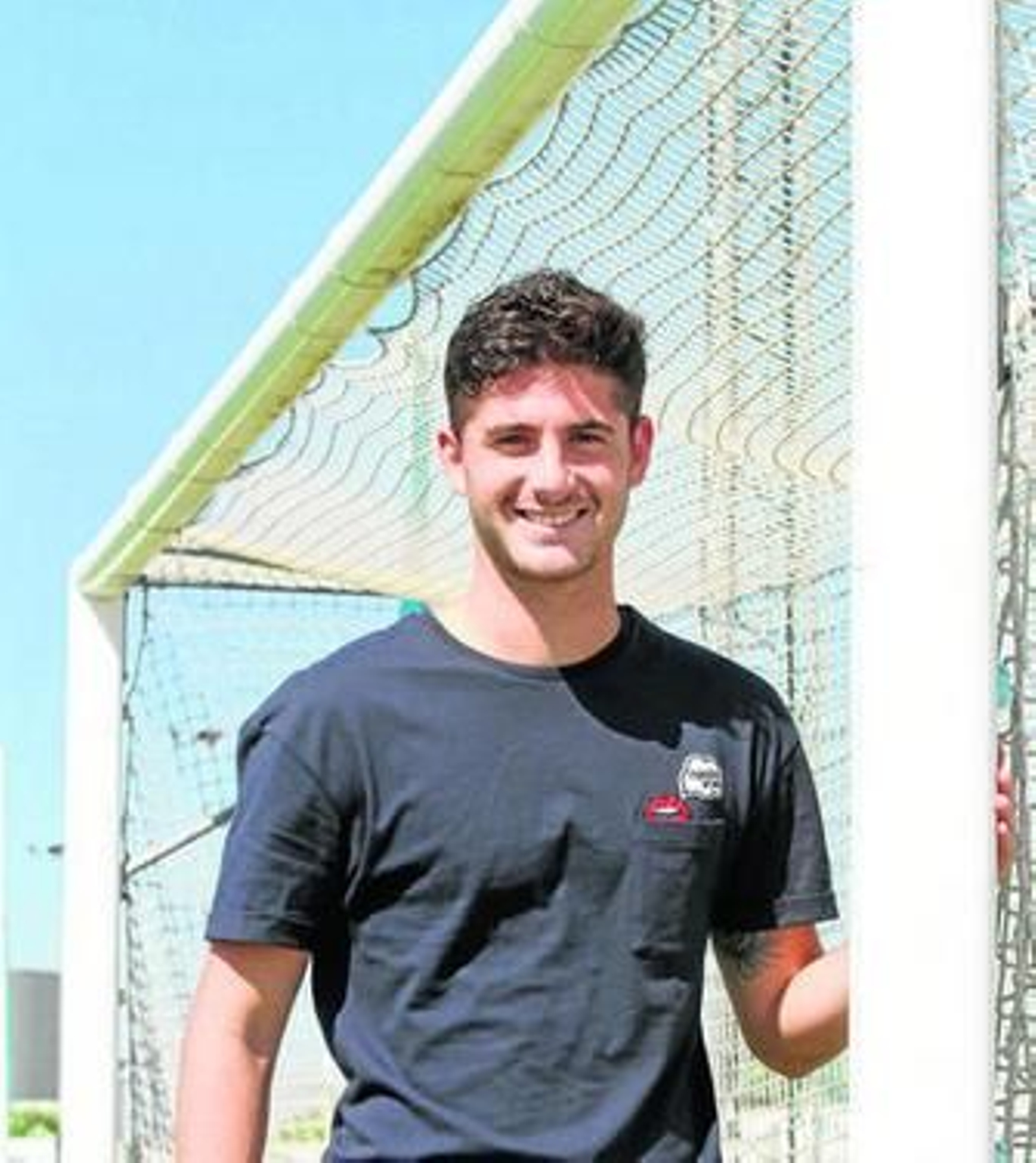 Manu Torres posa en la Ciudad Deportiva del Recreativo de Huelva.