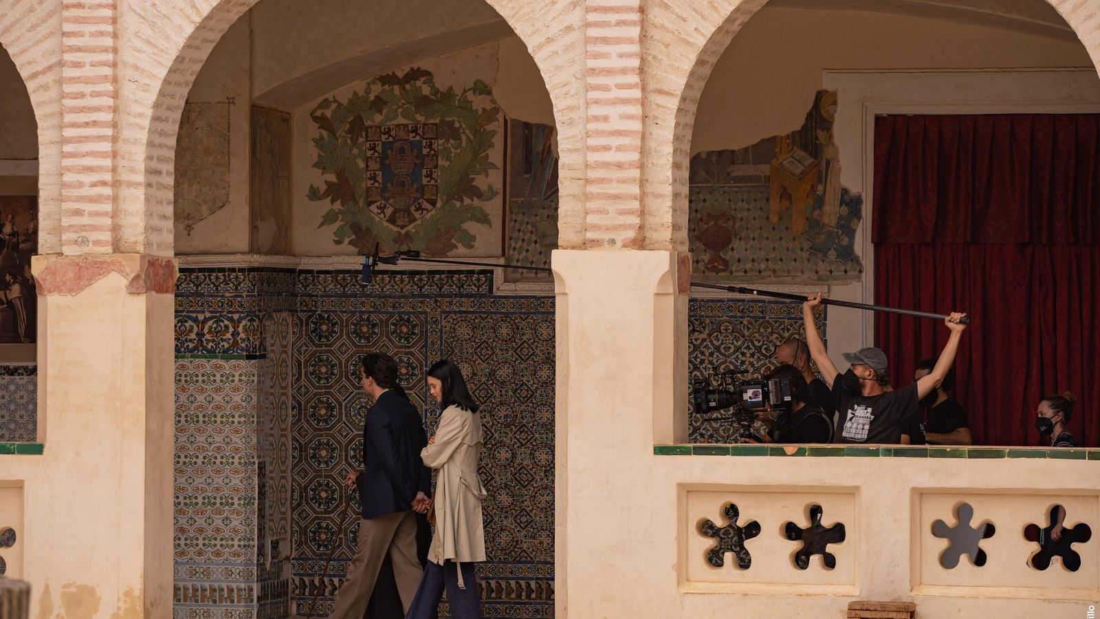 Los actores protagonistas, durante una toma en el claustro del Monasterio de San Isidoro del Campo.