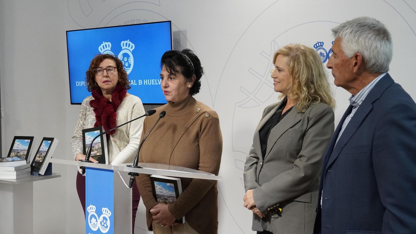 La alcaldesa de Enciansola, María Dolores Benjumea, en su intervención en la presentación de las actas de las XXXVI Jornadas de Patrimonio de la Sierra de Huelv