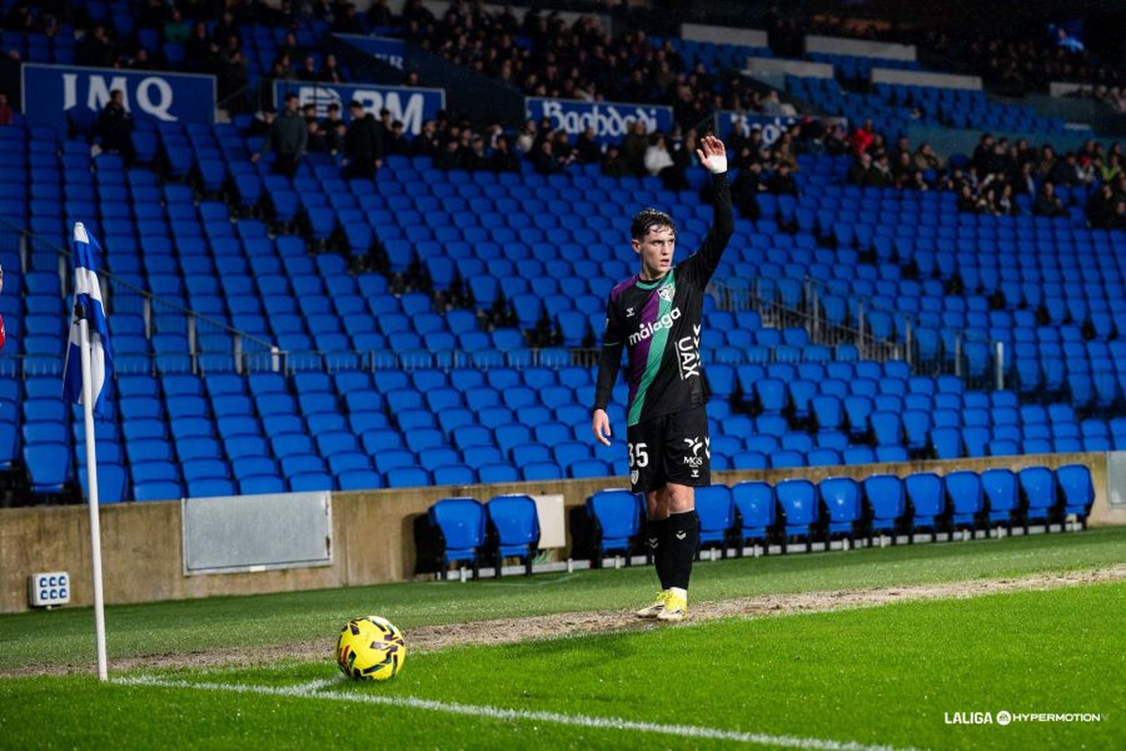 Aaron Ochoa, en un saque de esquina.