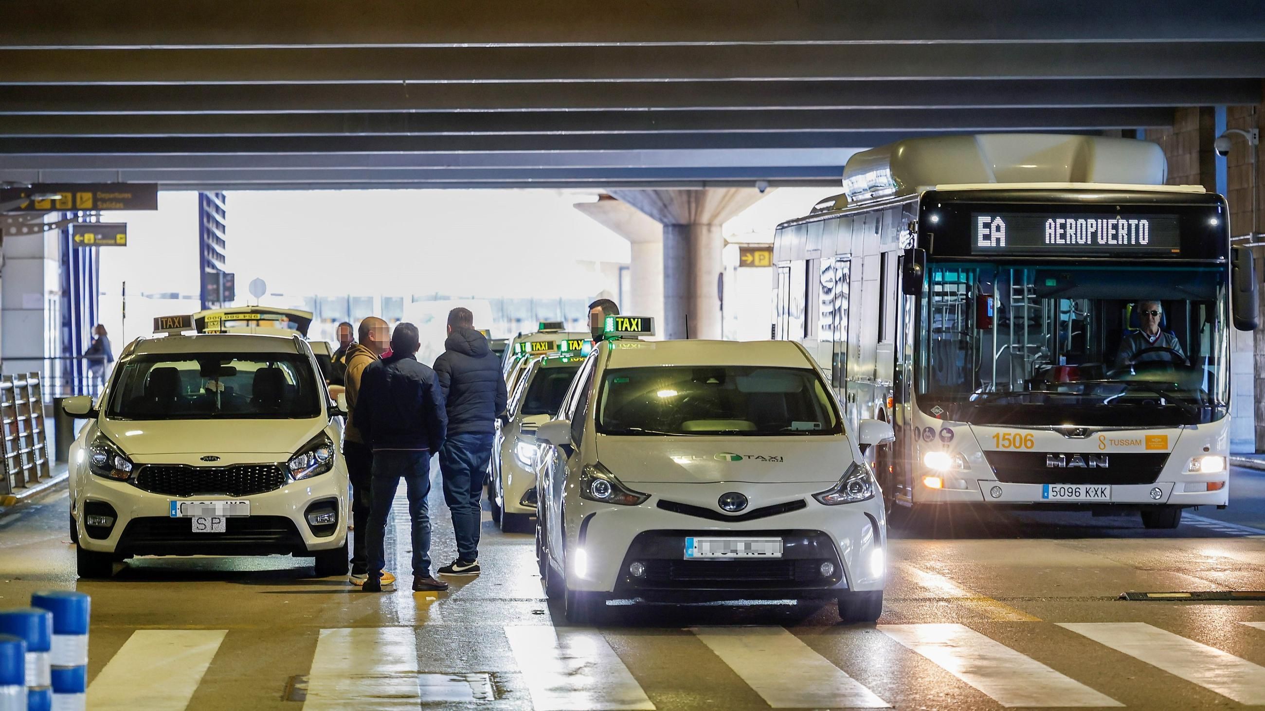 La Audiencia contradice al juez y rechaza que taxistas y VTC vayan juntos en la causa contra la "mafia" del aeropuerto de Sevilla