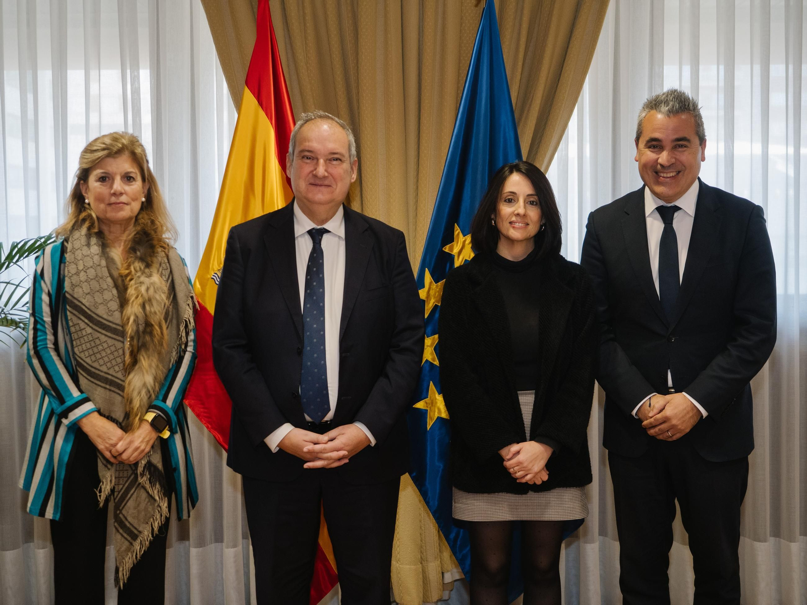 La presidenta de Faconauto, Marta Blázquez, el ministro de Industria y Turismo, Jordi Hereu, la secretaria de Estado de Industria, Rebeca Torró, y el presidente de Anfac, Josep María Recasens La presidenta de Faconauto, Marta Blázquez, el ministro de Industria y Turismo, Jordi Hereu, la secretaria de Estado de Industria, Rebeca Torró, y el presidente de Anfac, Josep María Recasens