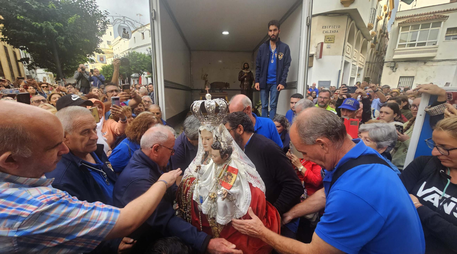 La Virgen de la Luz, patrona de Tarifa, regresa a su santuario entre el fervor y la lluvia