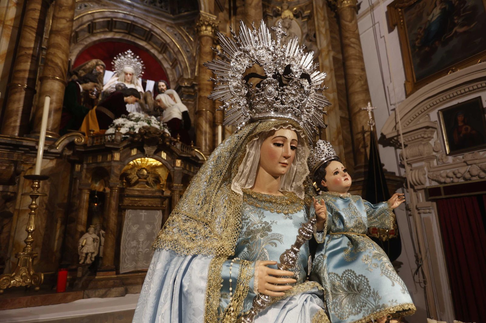La recién restaurada Virgen de la Paz ante el misterio de la Mortaja.