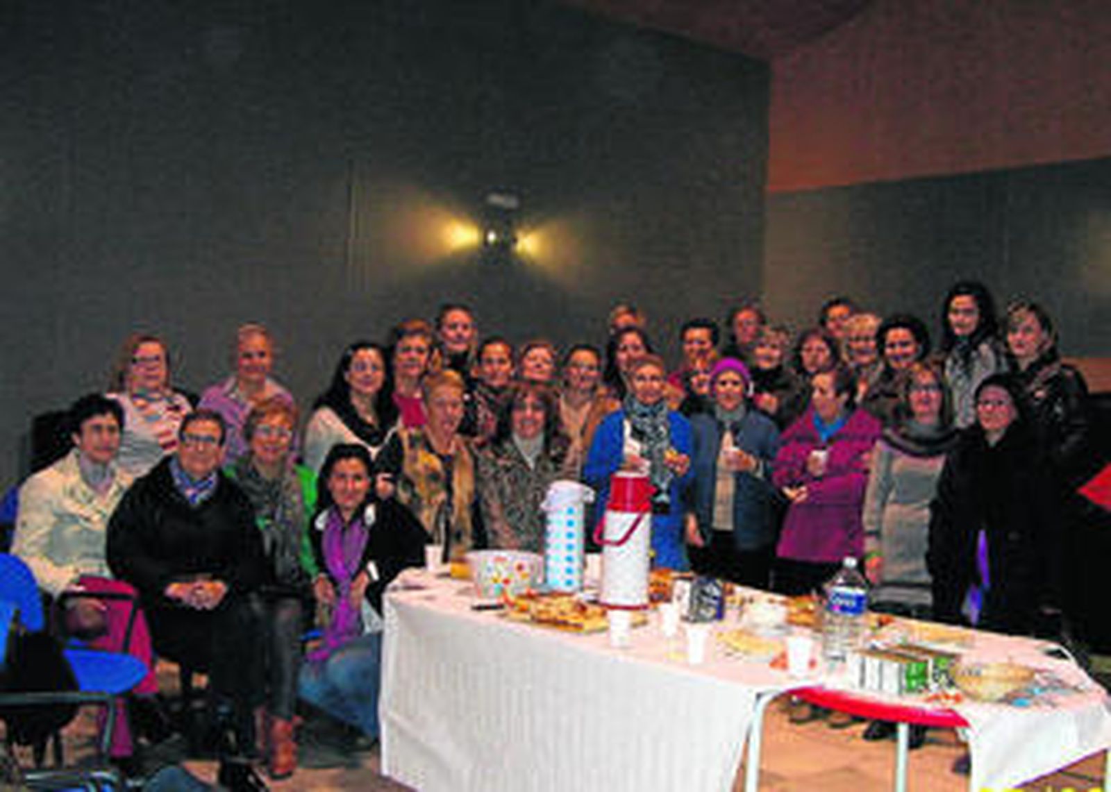 Participantes en el Taller de Maquillaje de la Asociación Española contra el Cáncer.