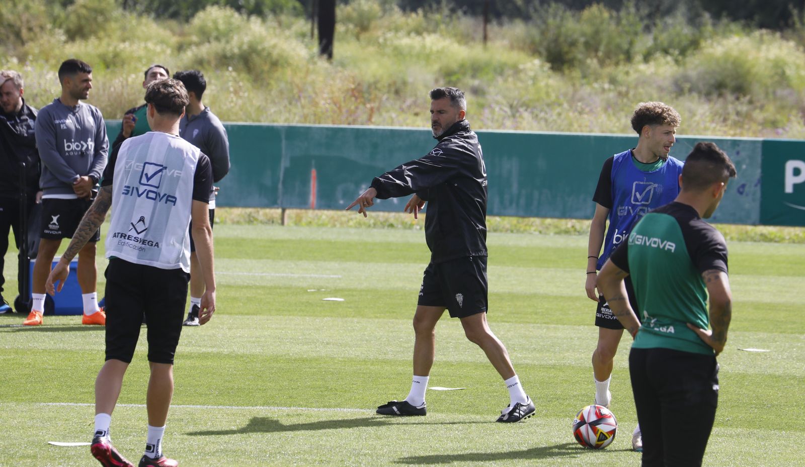 Iván Ania da órdenes durante un entrenamiento en la Ciudad Deportiva.