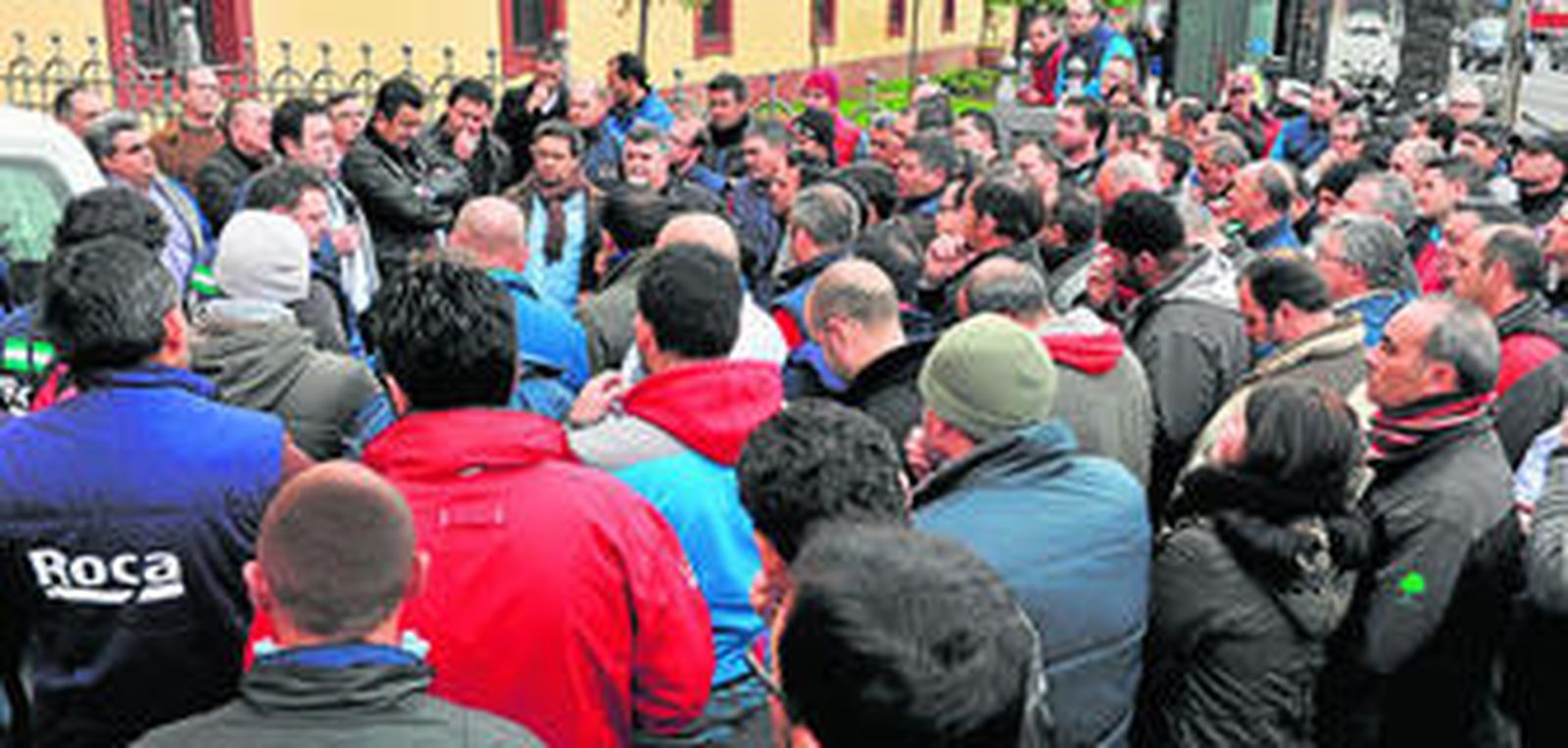 Los trabajadores de Roca, concentrados ayer a las puertas de la Diputación Provincial de Sevilla.