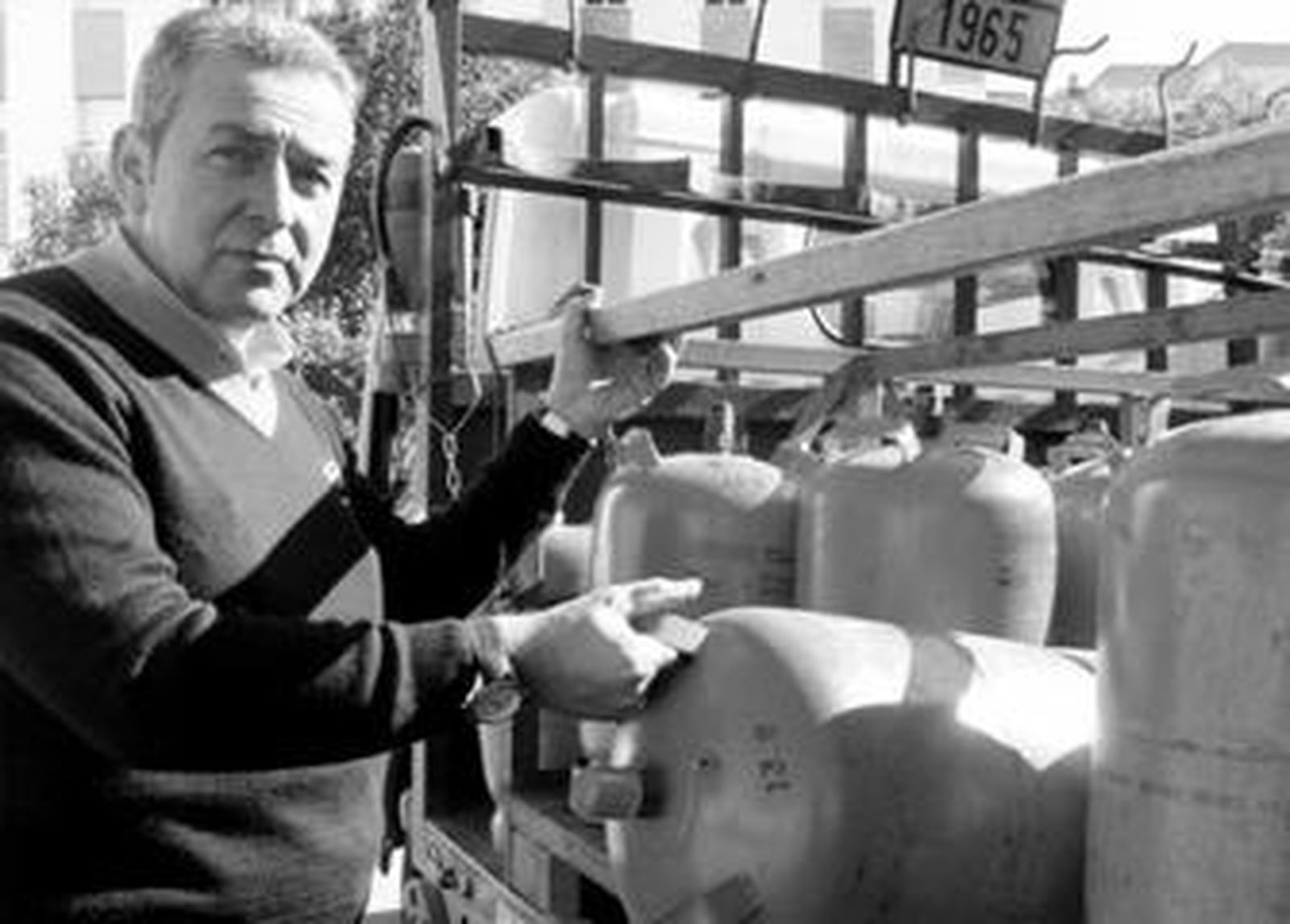 Gaona, junto a su camión de butano en la barriada de La Granja.