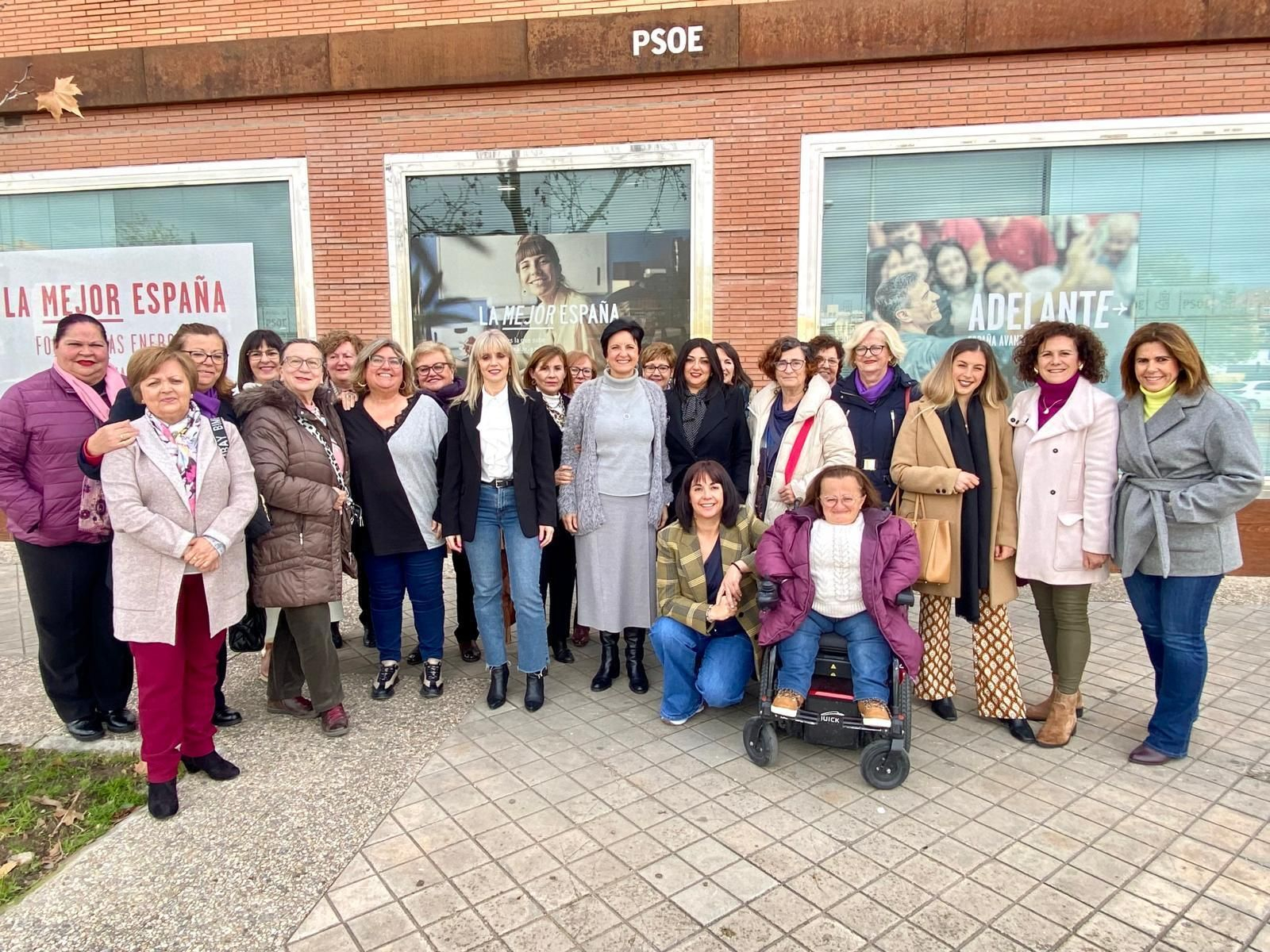 Manuela Bertos y otras representantes socialistas tras un encuentro con asociaciones de mujeres de la provincia en marco del 8M