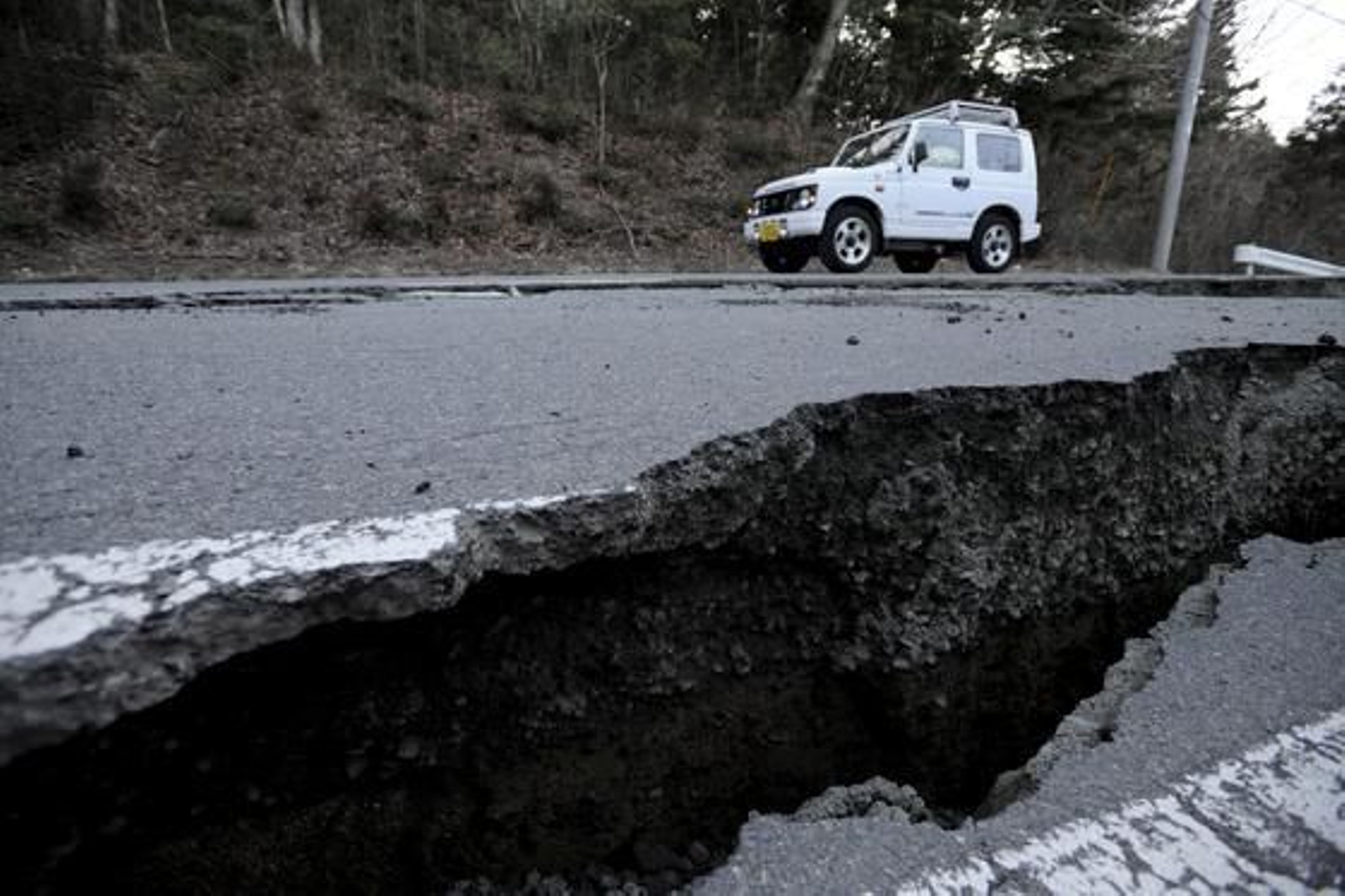 Las calles se llenan de desperfectos tras el fuerte 'tsunami' en Japón.