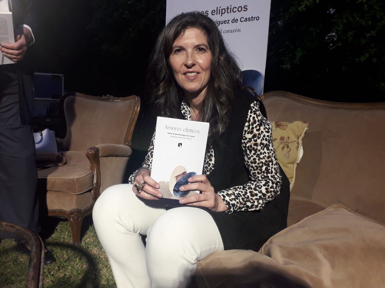 María Teresa Rodríguez de Castro, con una de sus obras.