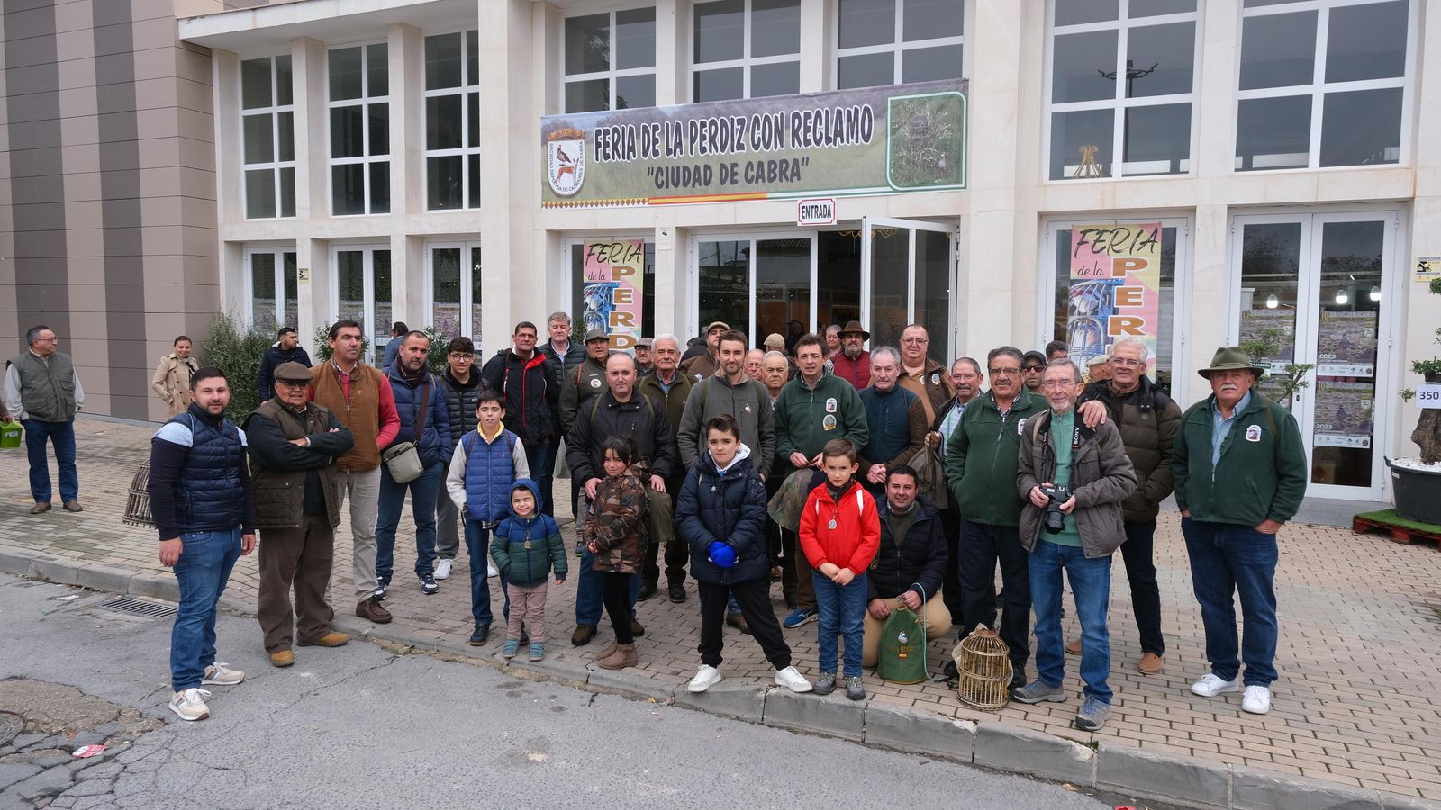 Los organizadores, a las puertas de la feria antes de la inauguración.