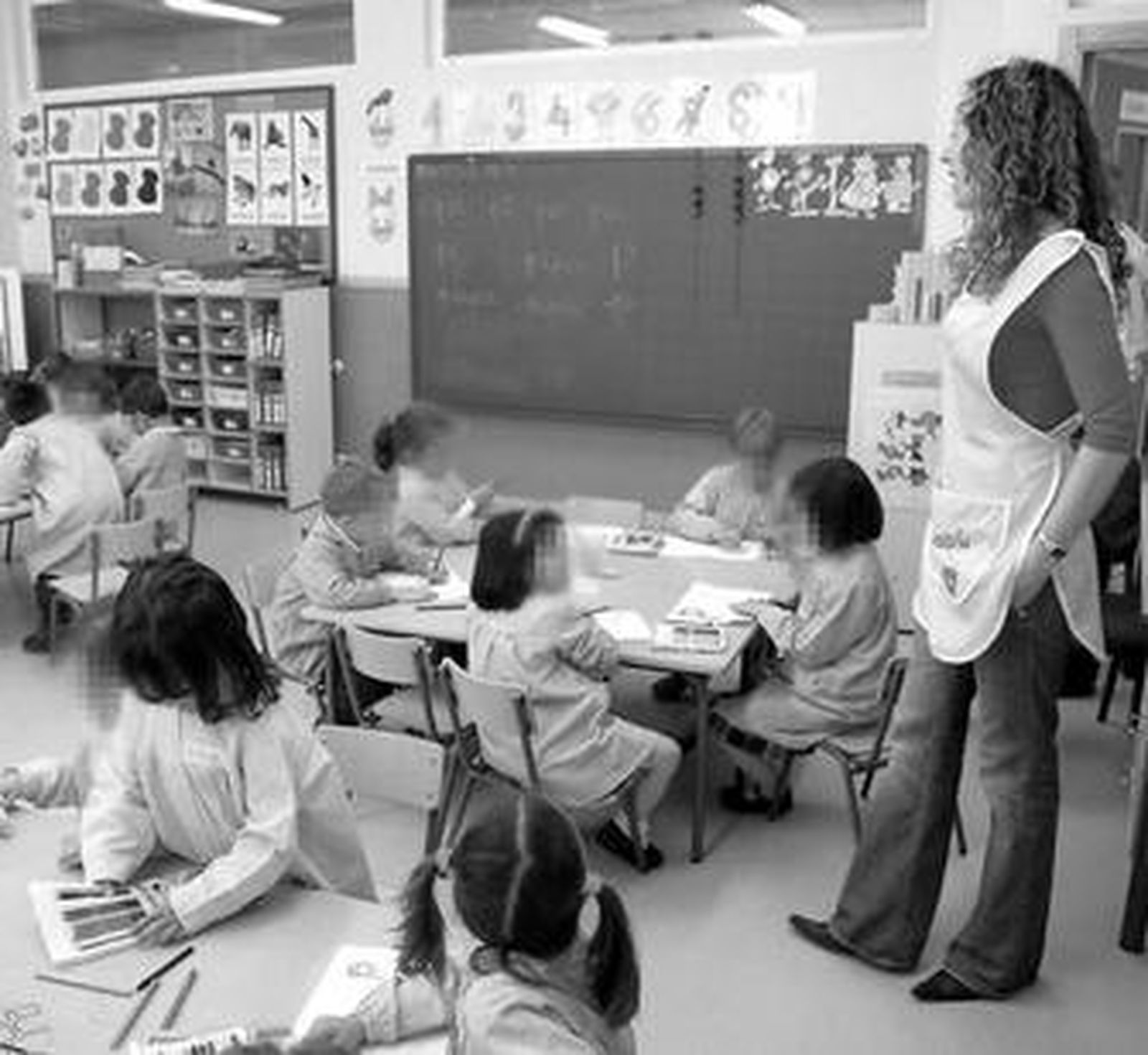 Pequeños en una de las aulas del colegio de la costa.