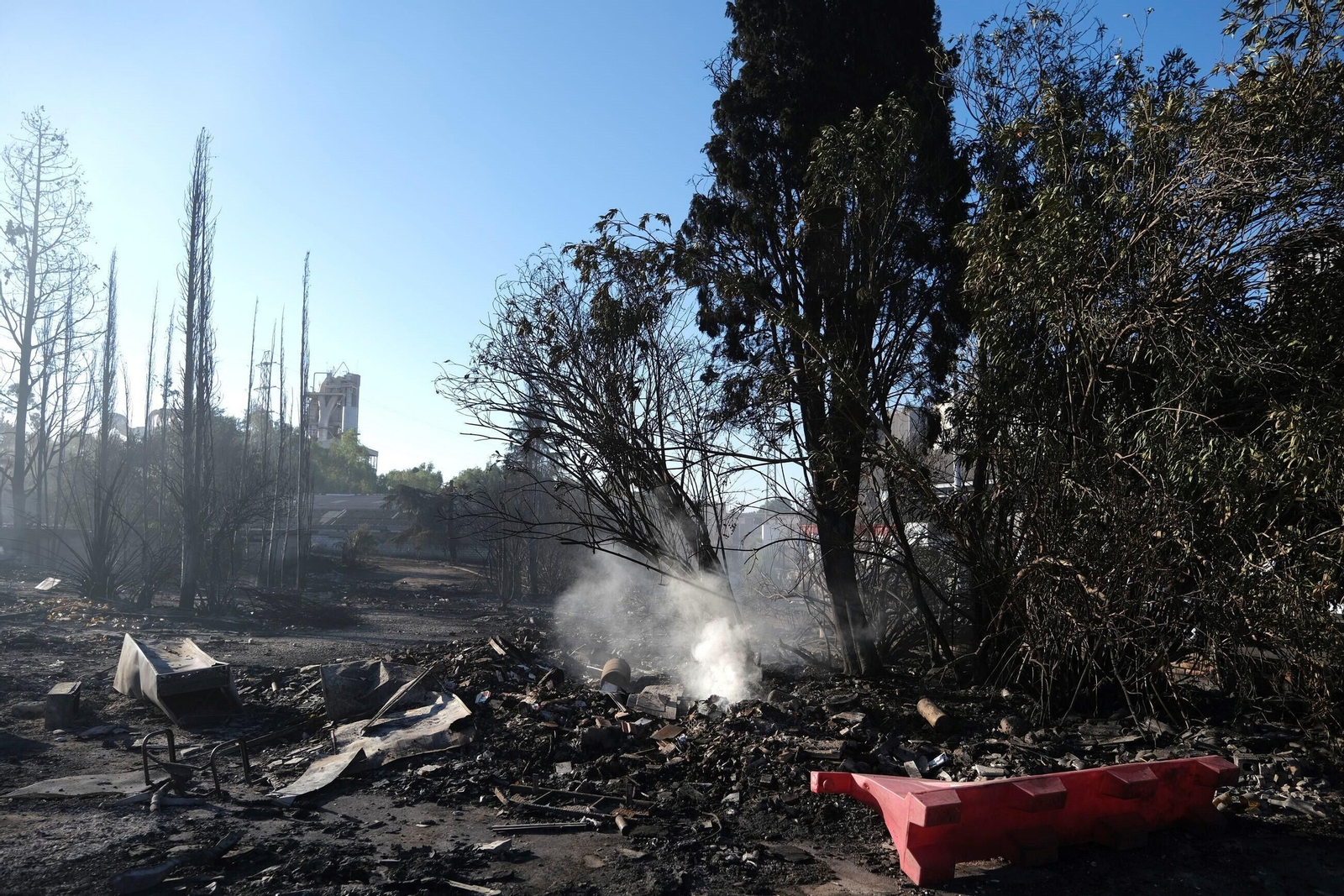 El día después del gran incendio de Chinales, en fotografías: rescoldos, humo y pérdidas El día después del gran incendio de Chinales, en fotografías: rescoldos, humo y pérdidas