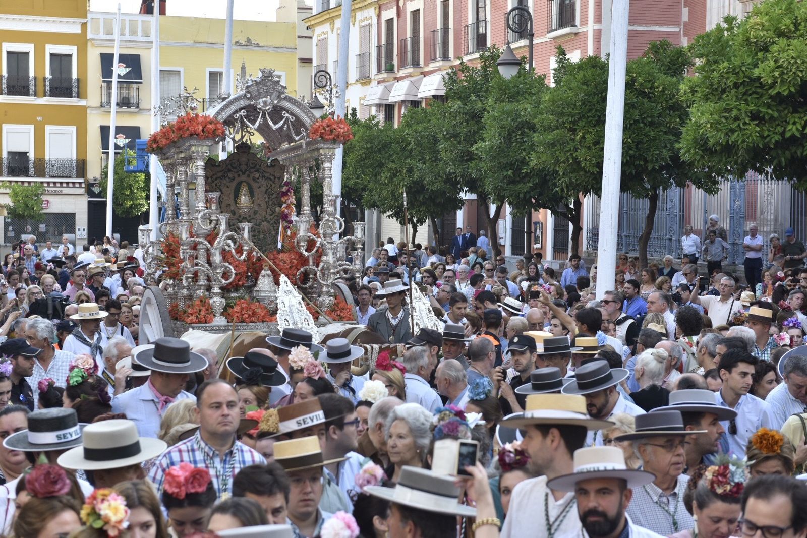 La salida de la Hermandad de Sevilla, en imágenes