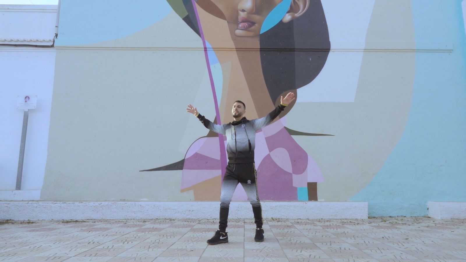 Juan Moreno en la Plaza Carmen de Burgos de Vera.