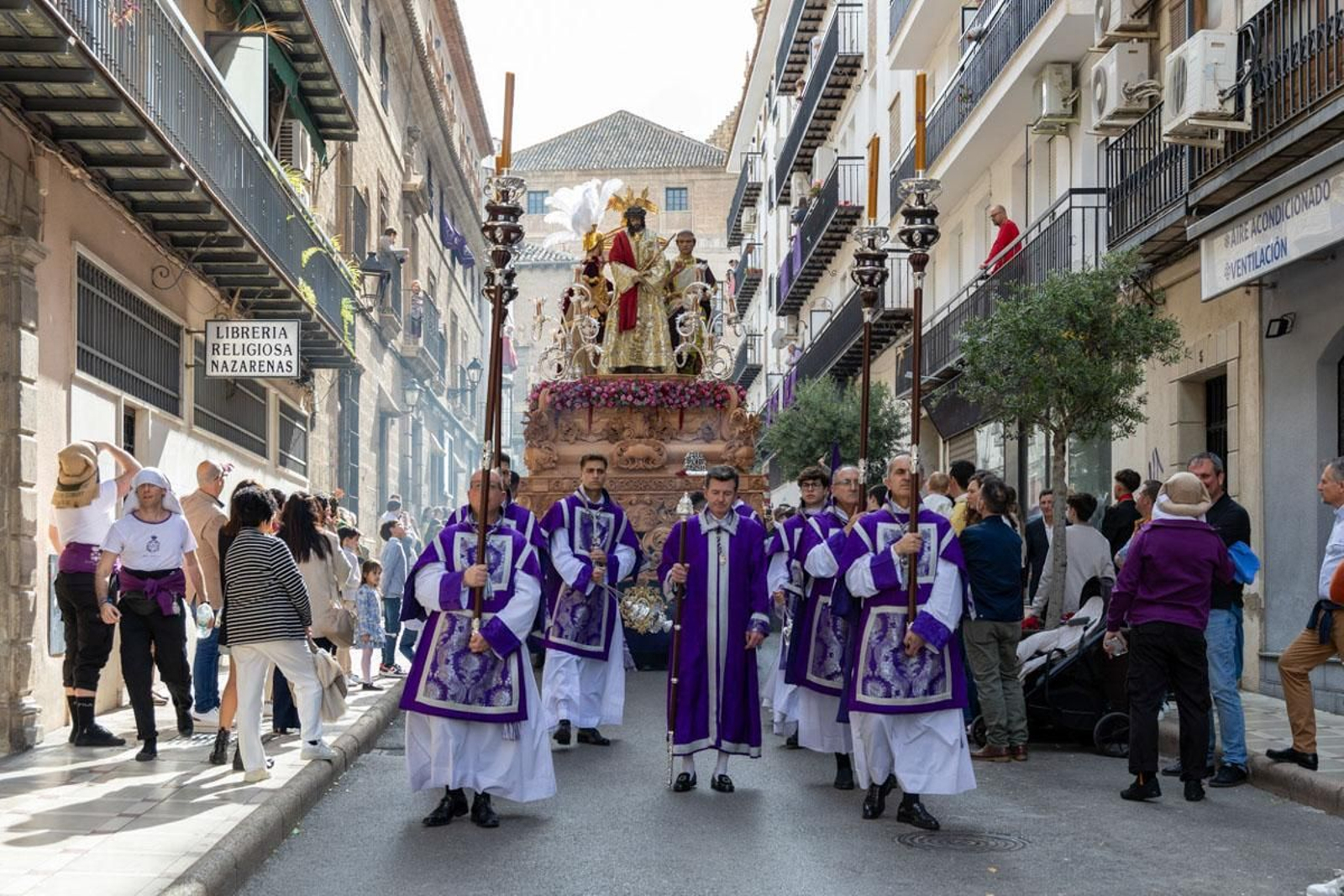 Los jiennenses arropan a las tres cofradías de la tarde en un Domingo de Ramos más caluroso de lo esperado (I)