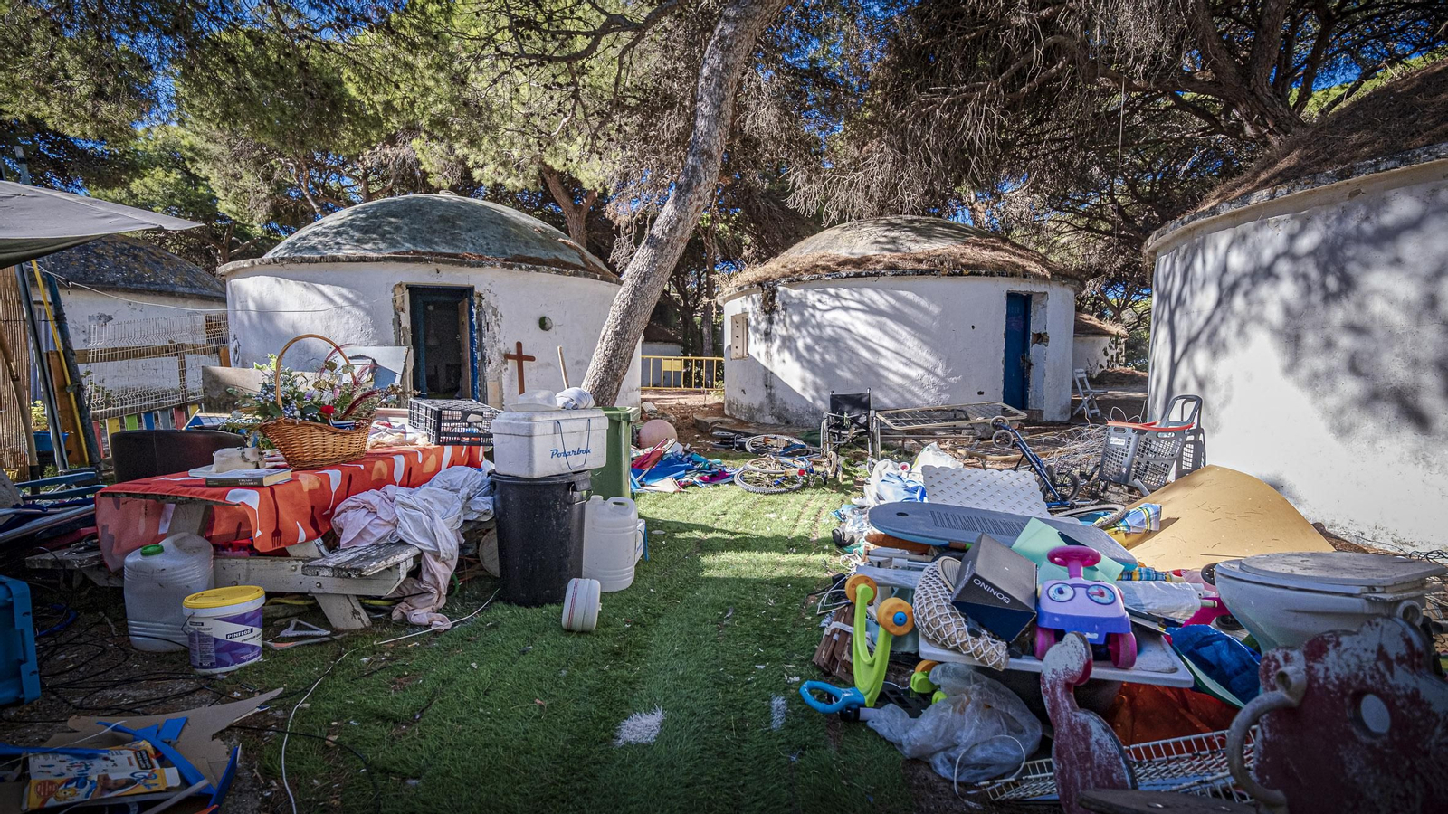 Las imágenes actuales del estado de abandono del antiguo campamento La Forestal en Rota