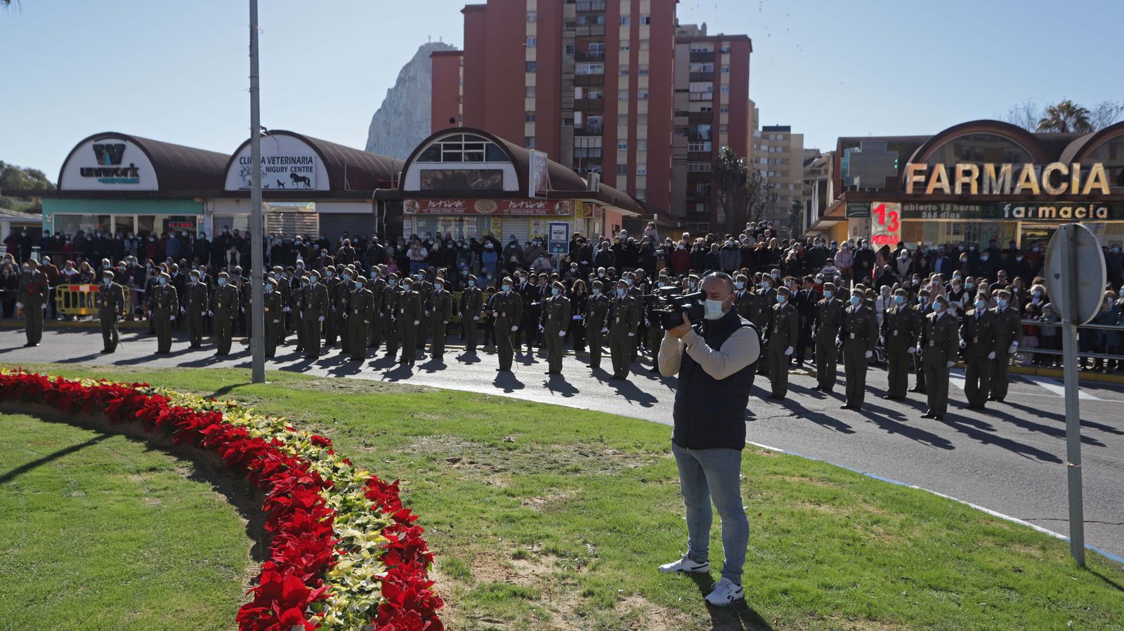 Fotos del izado de la bandera de España en La Línea