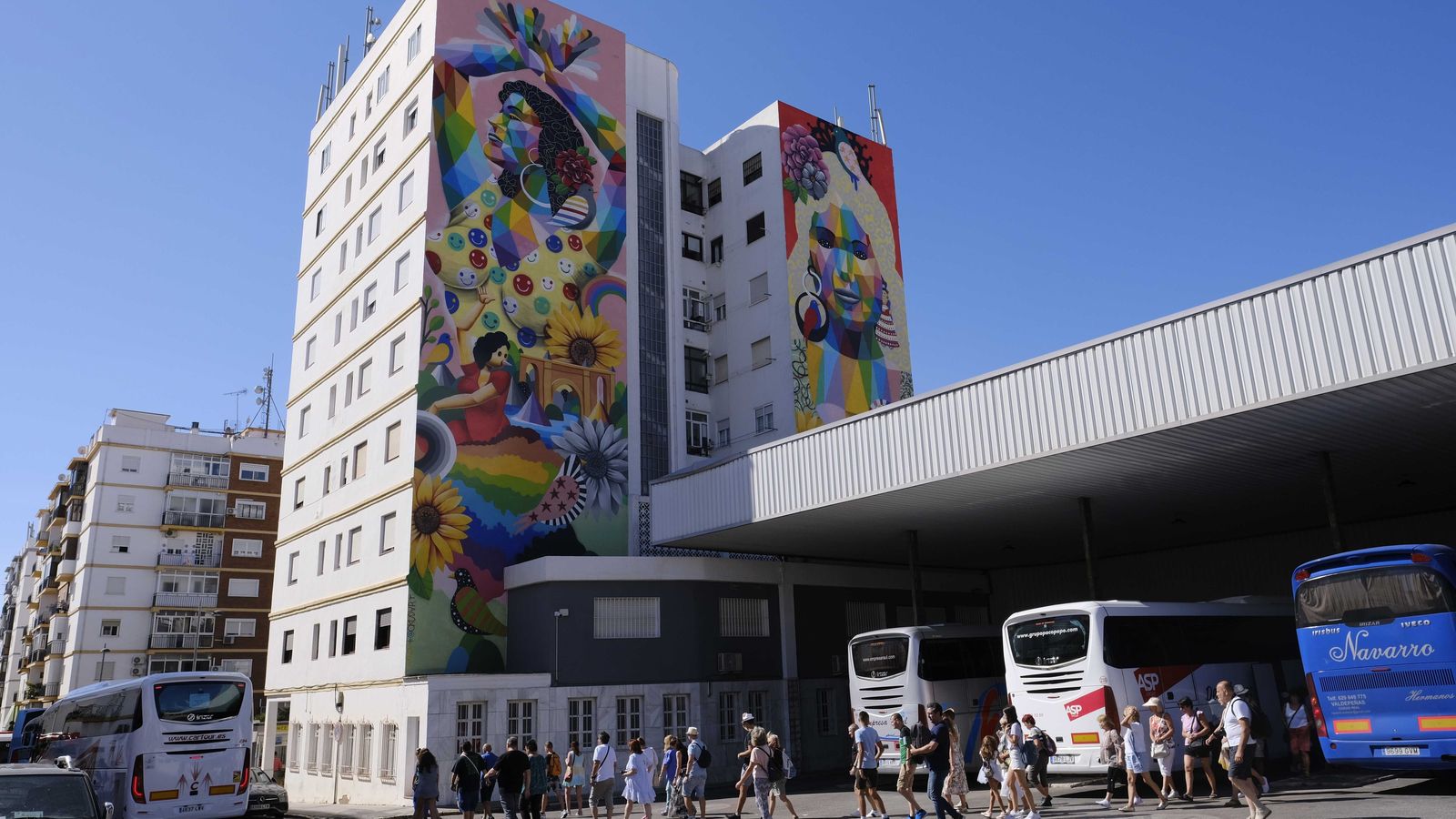 Creaciones junto a la estación de autobuses