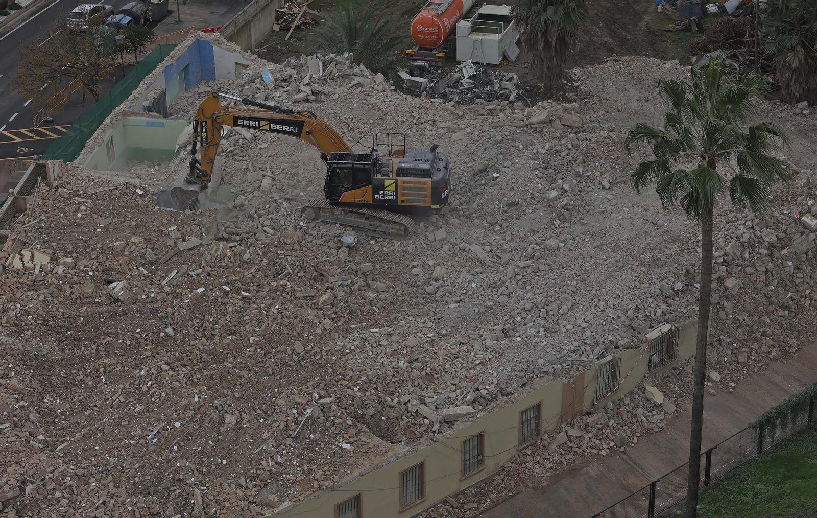 Fotos de los trabajos de demolición de las viviendas militares de la avenida Virgen del Carmen en Algeciras