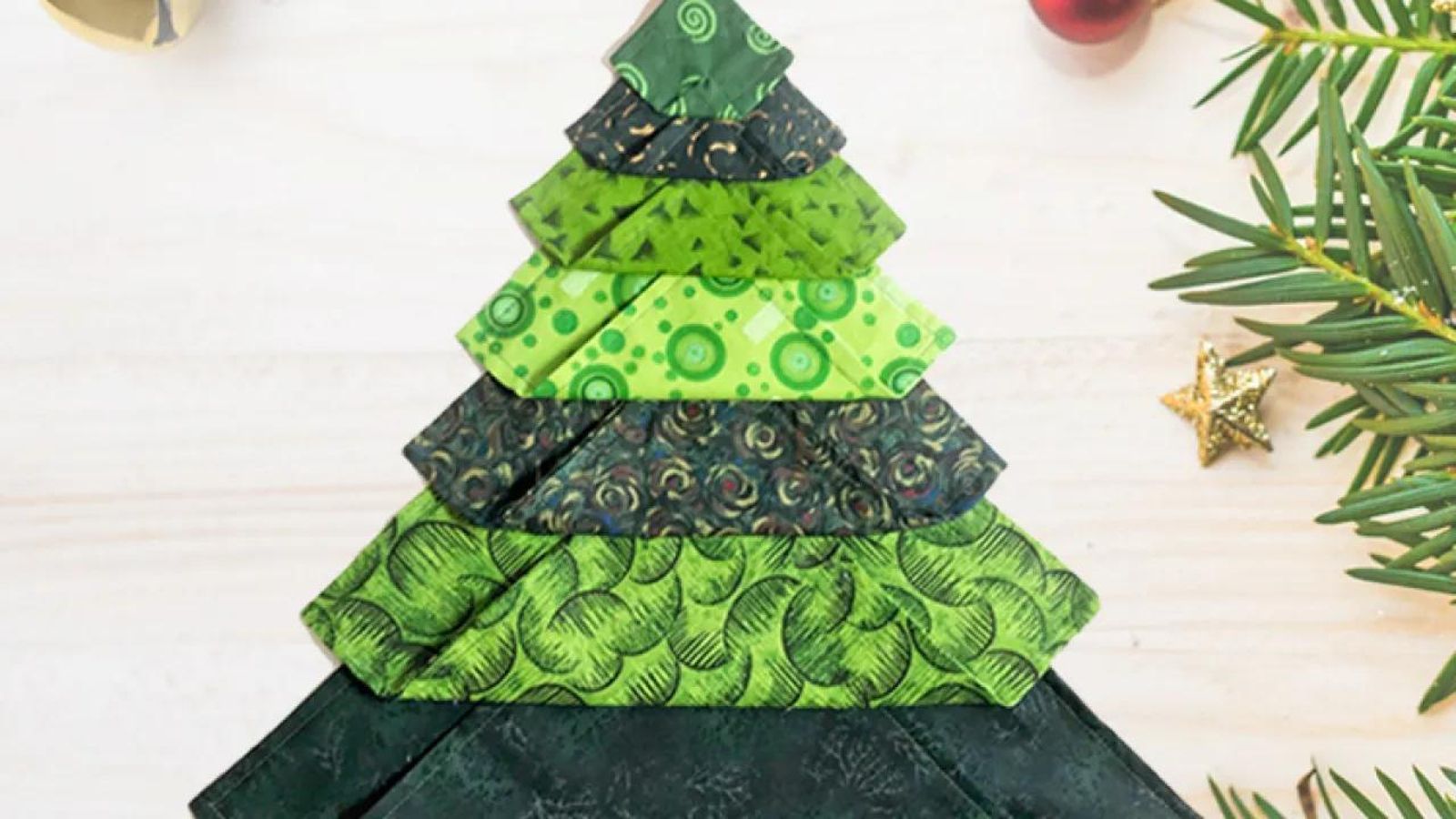 Árbol de Navidad con telas.