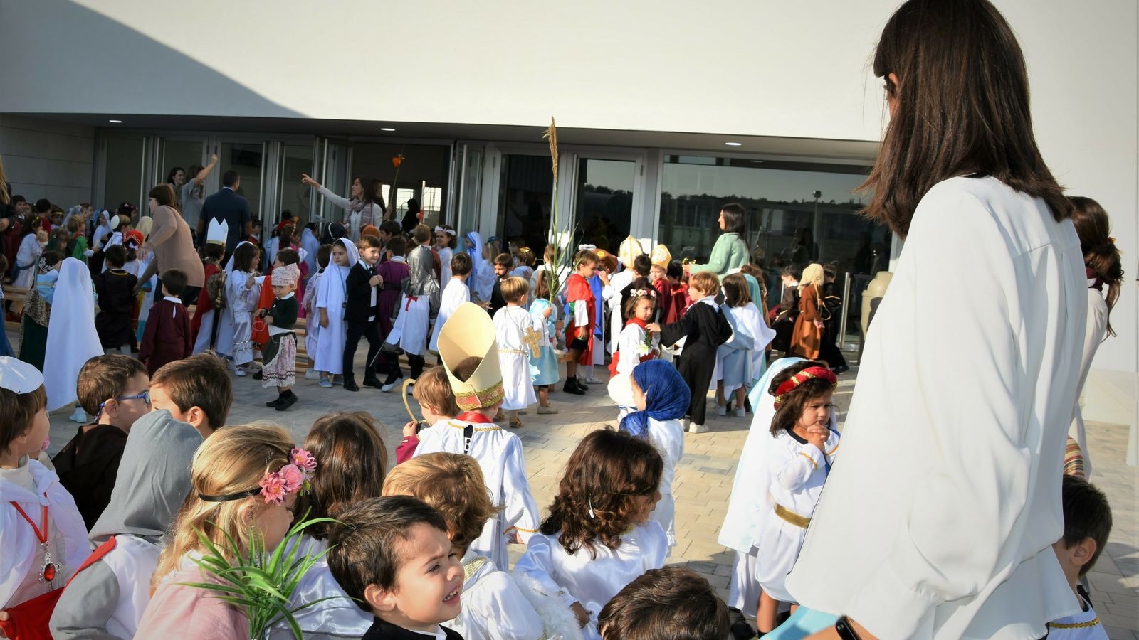 Durante la semana previa y el mes de noviembre, los alumnos del centro realizan actividades en torno a la vida y obra de los santos.