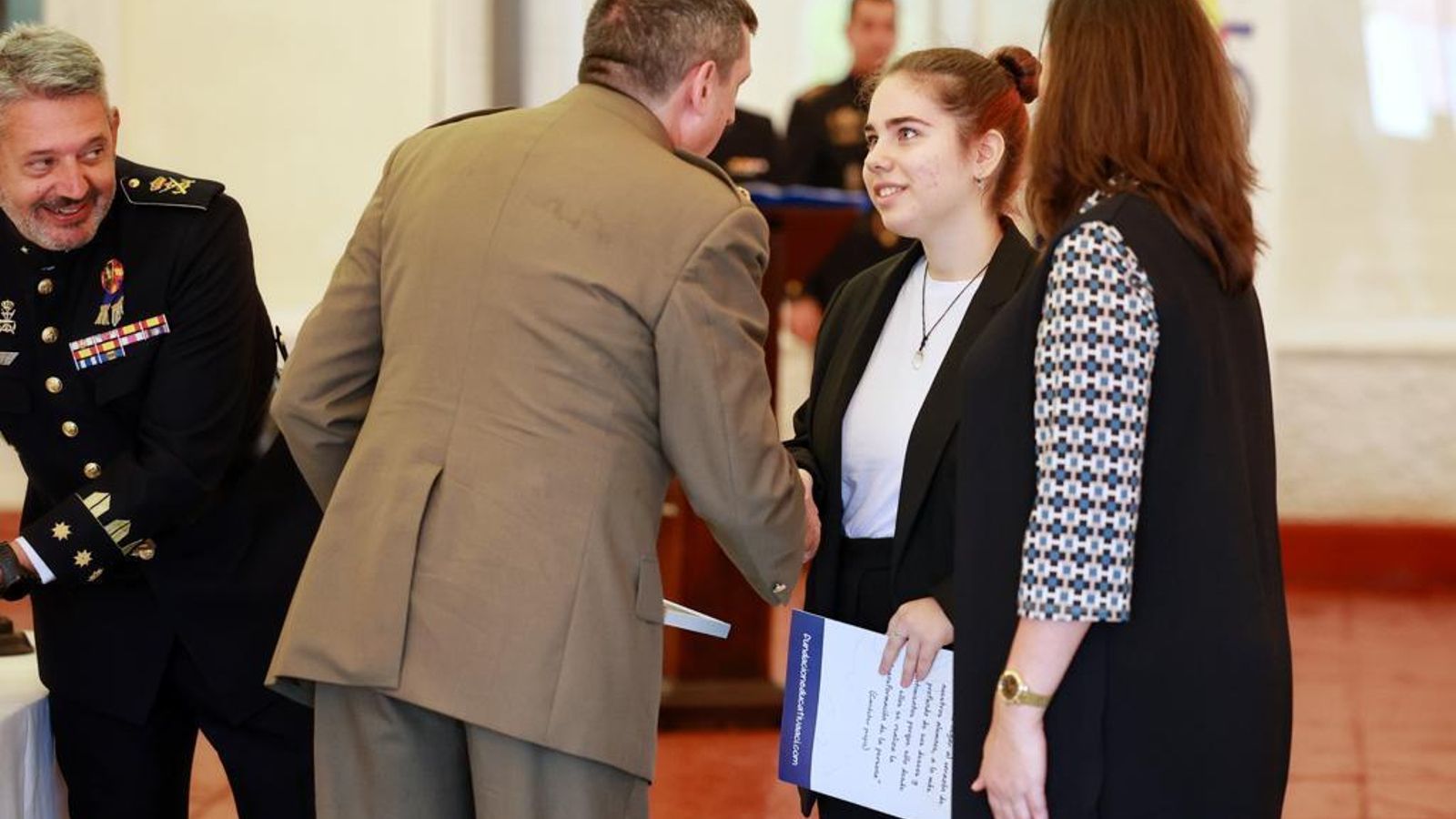 Carla Villar, recogiendo su premio en el día de la Subdelegación de Defensa en Cádiz. Carla Villar, recogiendo su premio en el día de la Subdelegación de Defensa en Cádiz.