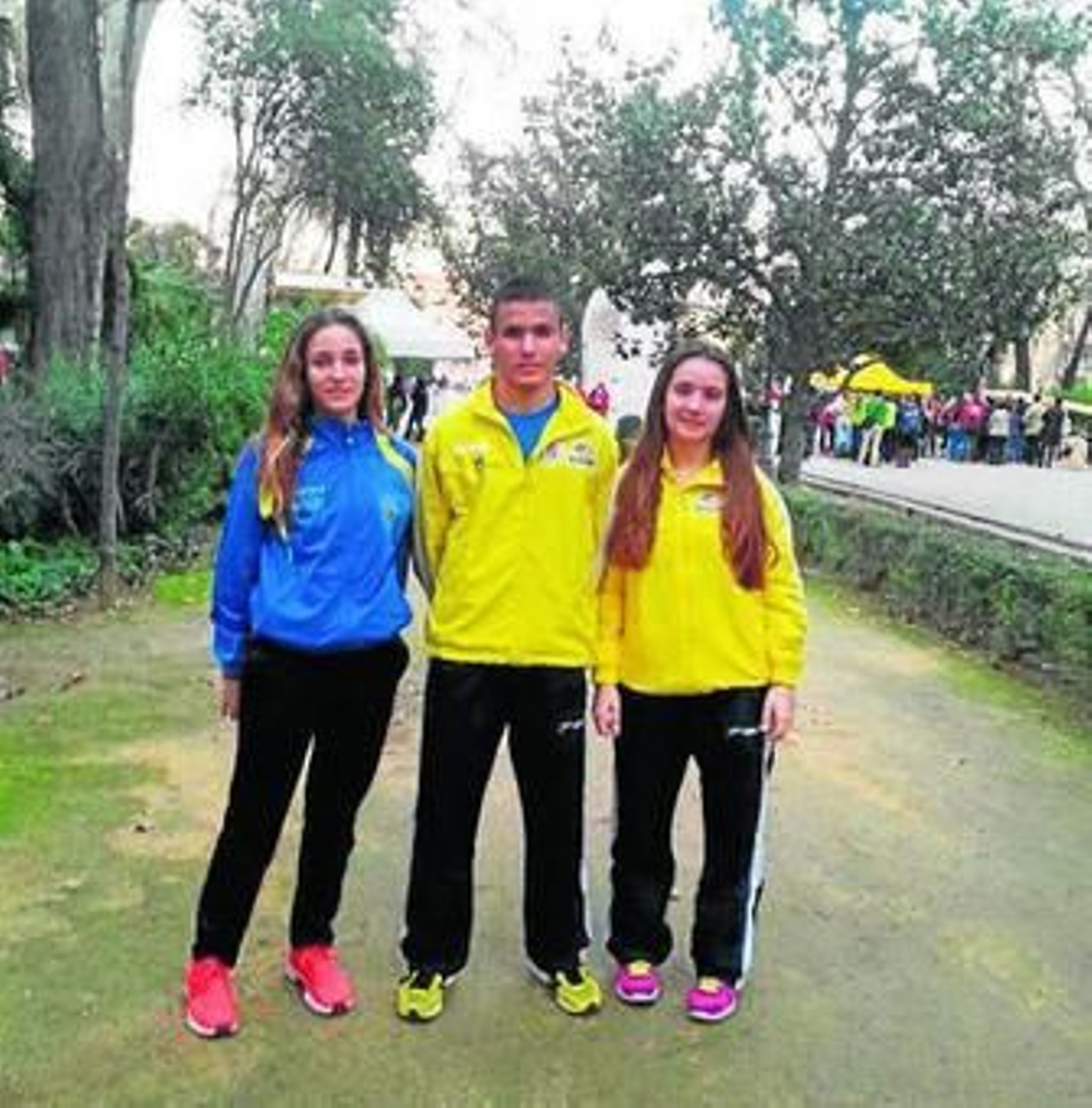 El subcampeón del Bahía, junto a dos compañeras, y las dos medallistas de La Inmaculada, ayer en Sevilla.