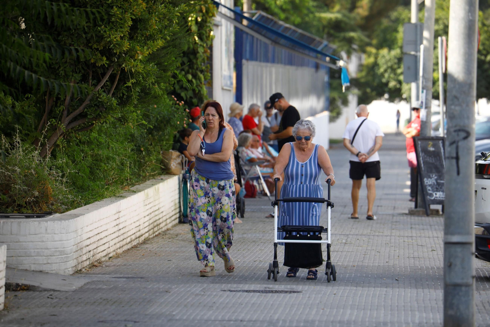 Una mujer con un andador en el barrio del Santuario.