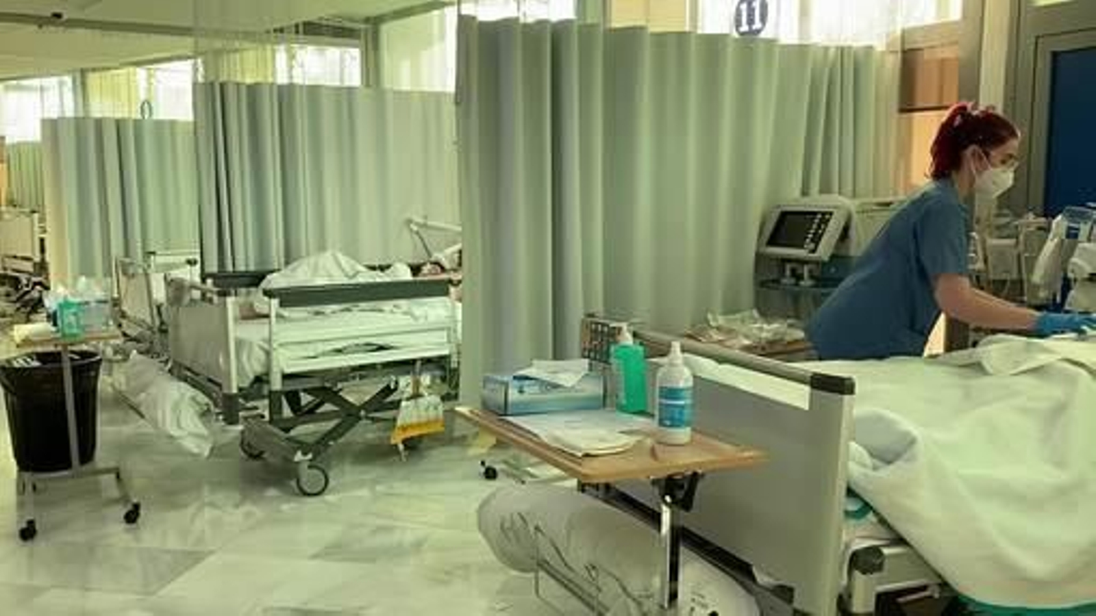 Una sanitaria atiende a un paciente.