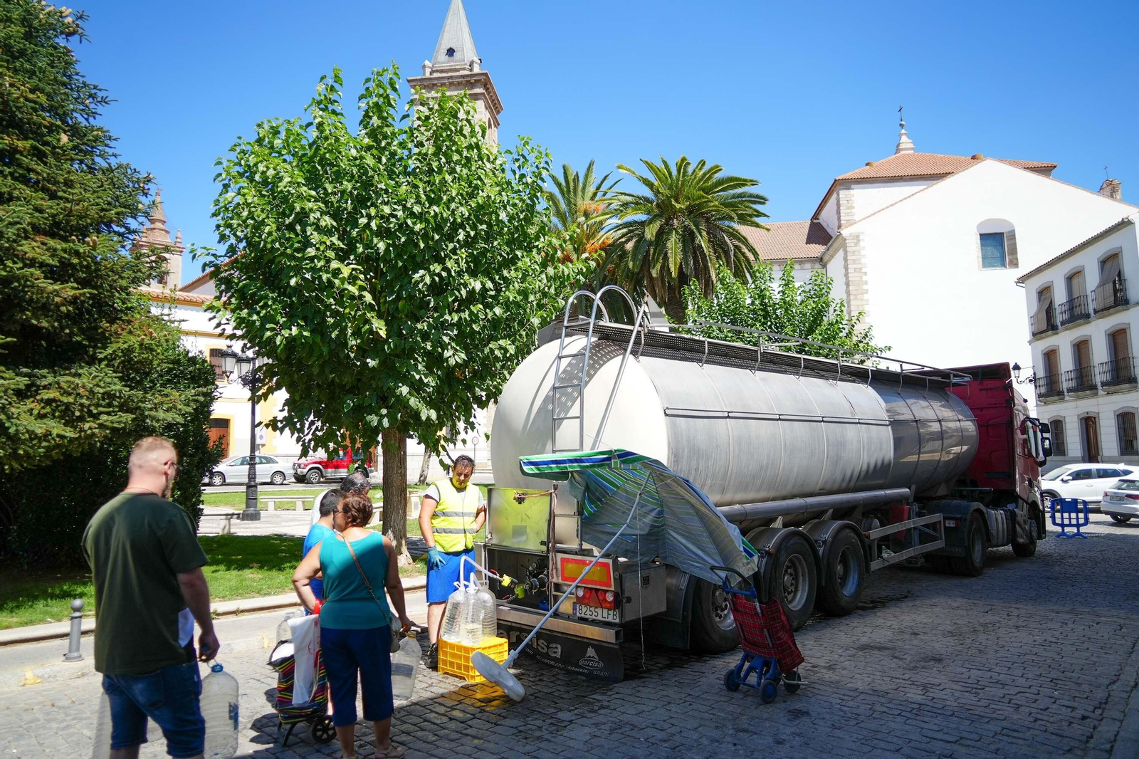 Colas en el reparto de agua potable en Los Pedroches, en imágenes