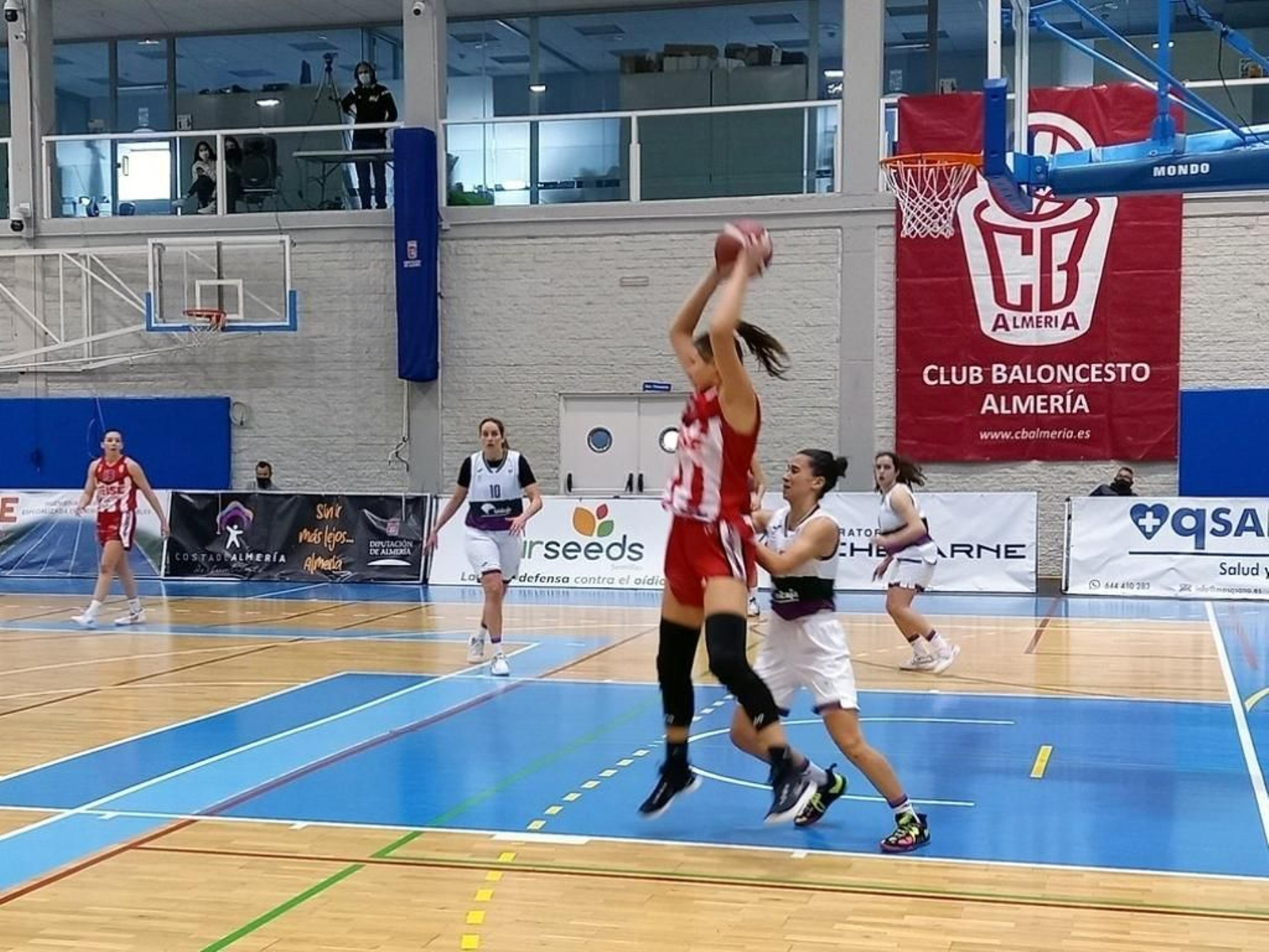 Djukic coge un rechace.