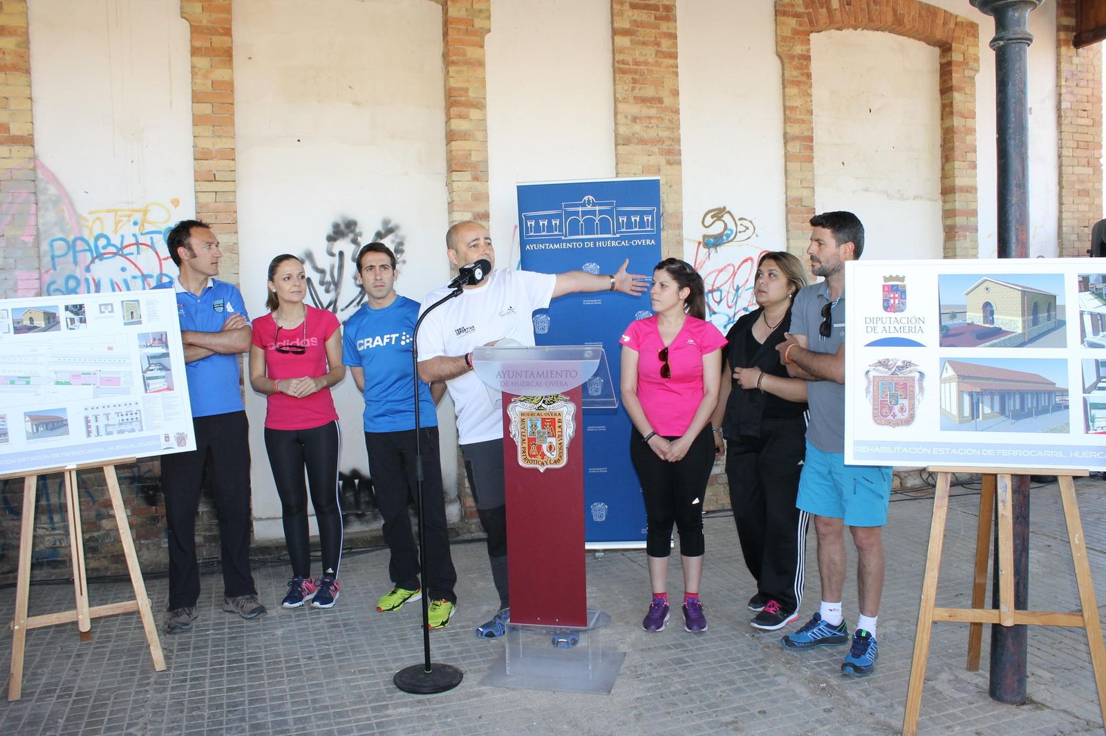 El alcalde Domingo Fernández, el diputado provincial Óscar Liria, junto a concejales del equipo de gobierno.