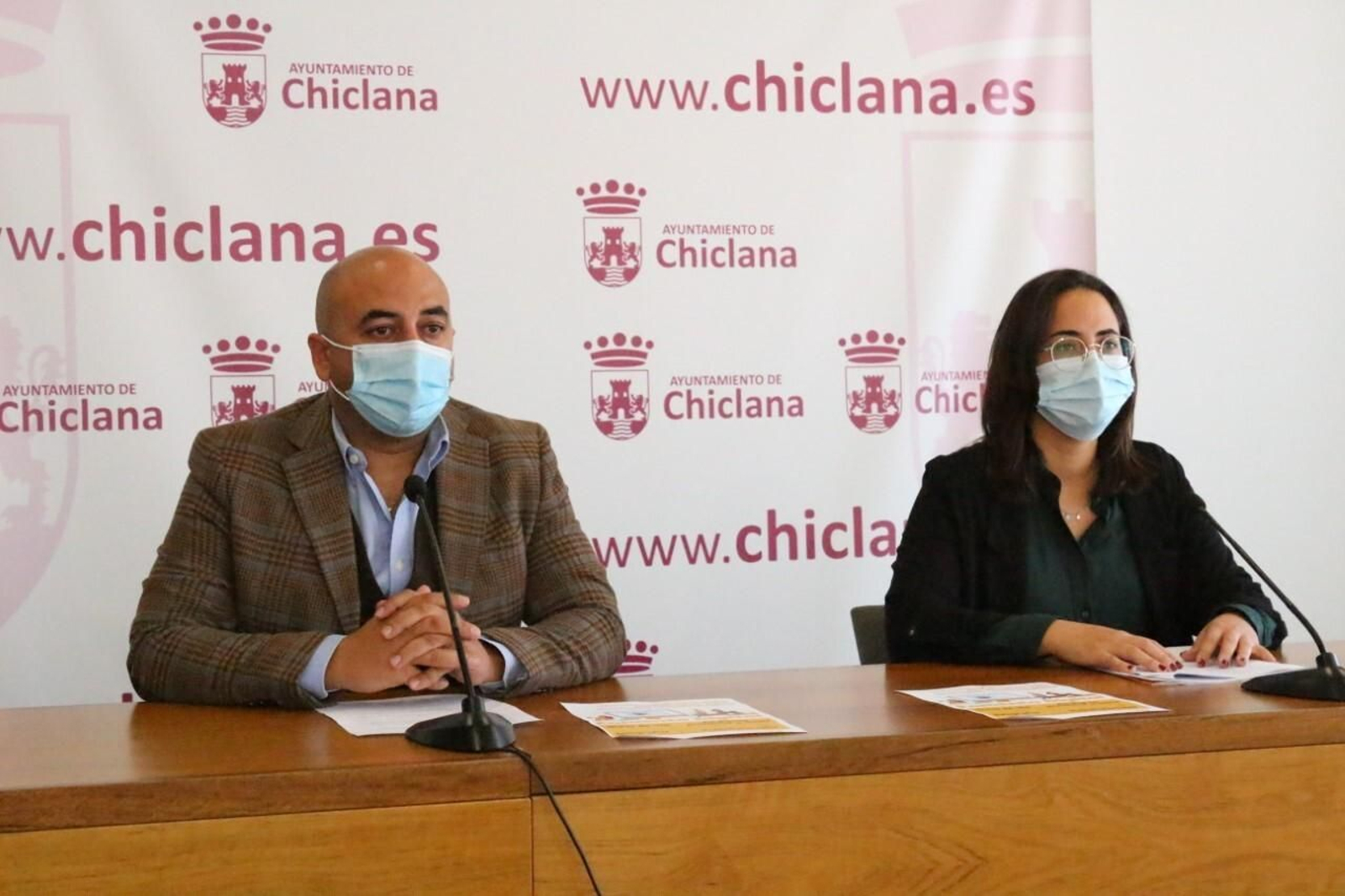 El edil de Fomento, Adrían Sánchez, con la representante de la Asociación Arrabal, Inmaculada Urbano.