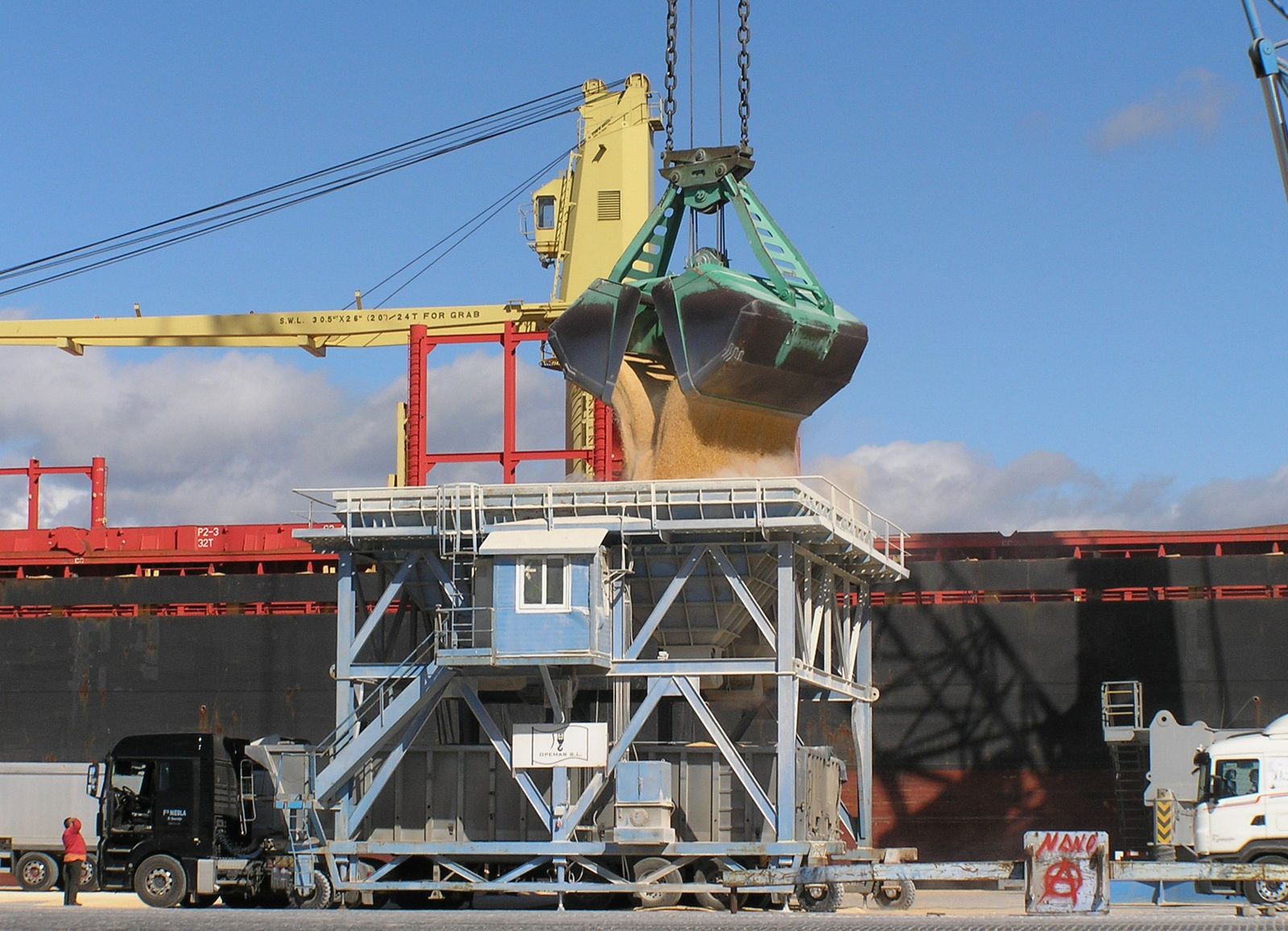 Descarga de granel en el puerto.