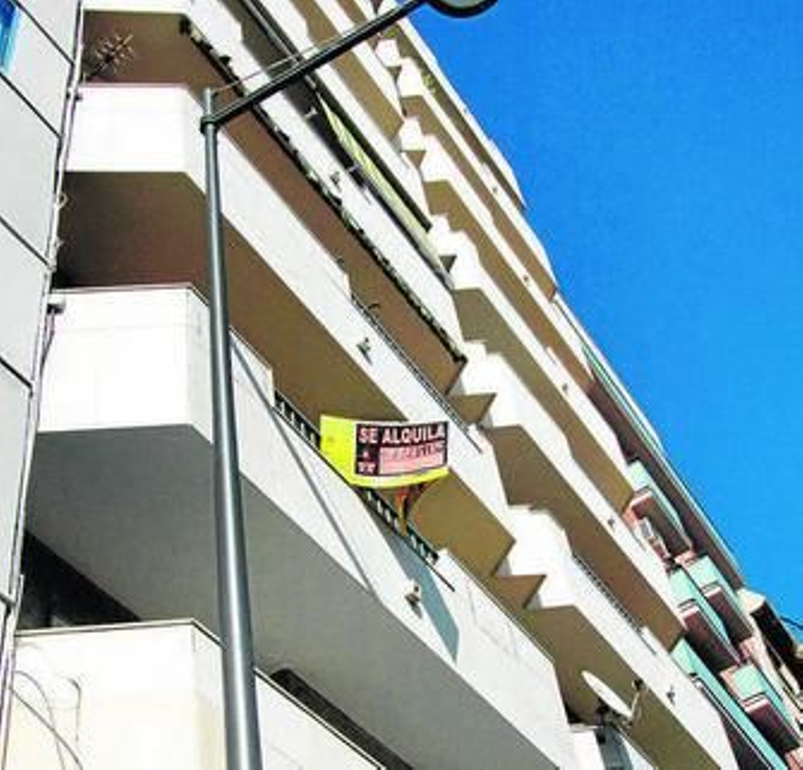 Una vivienda de alquiler en un bloque de la capital onubense.