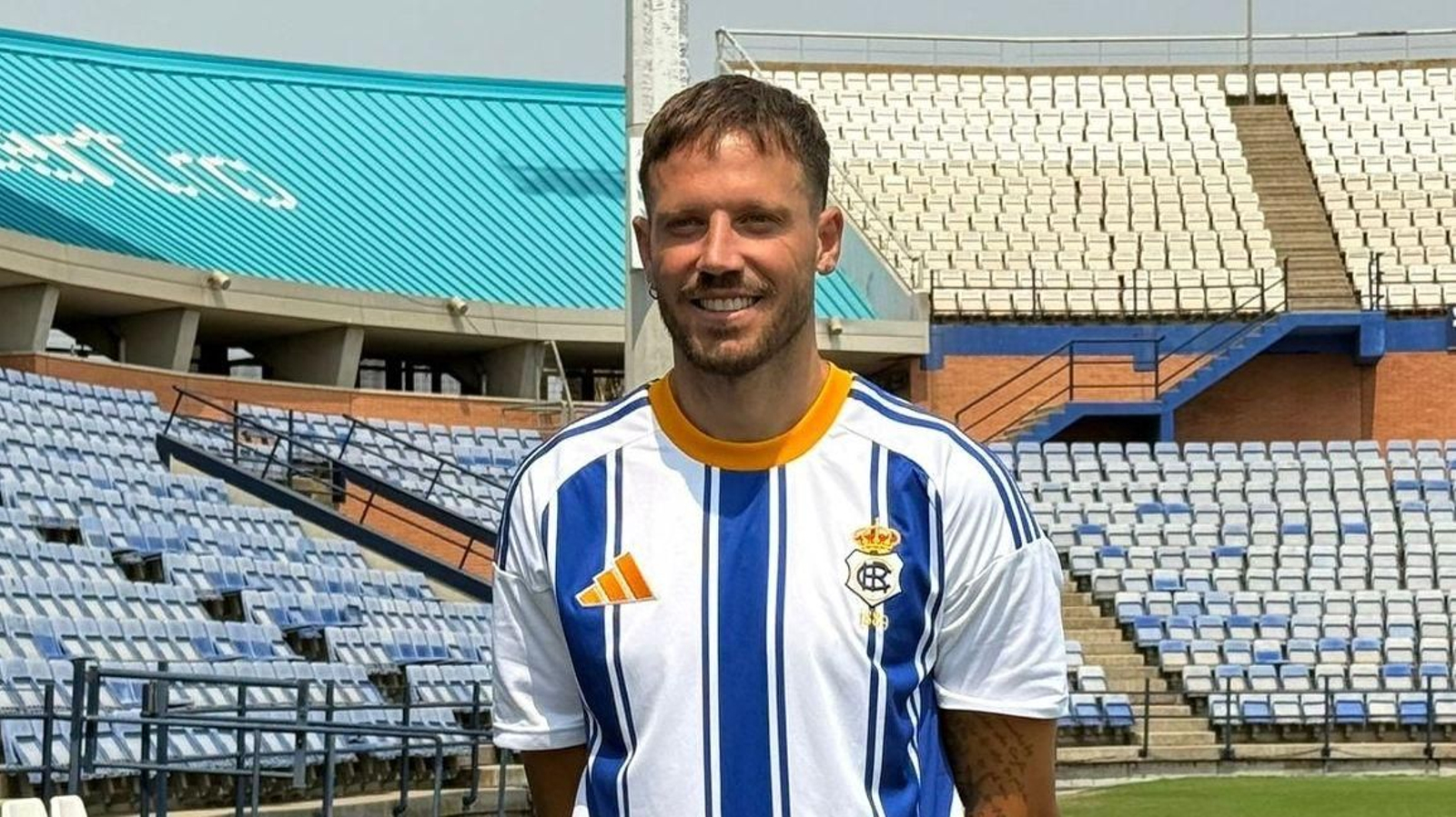 Javi Castellano en su presentación como jugador del Recreativo.