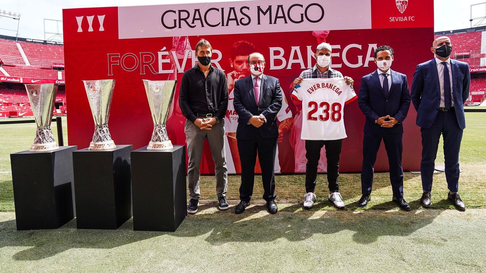 Lopetegui, Castro, Banega, Del Nido Carrasco y Monchi, ante el escenario para la despedida.