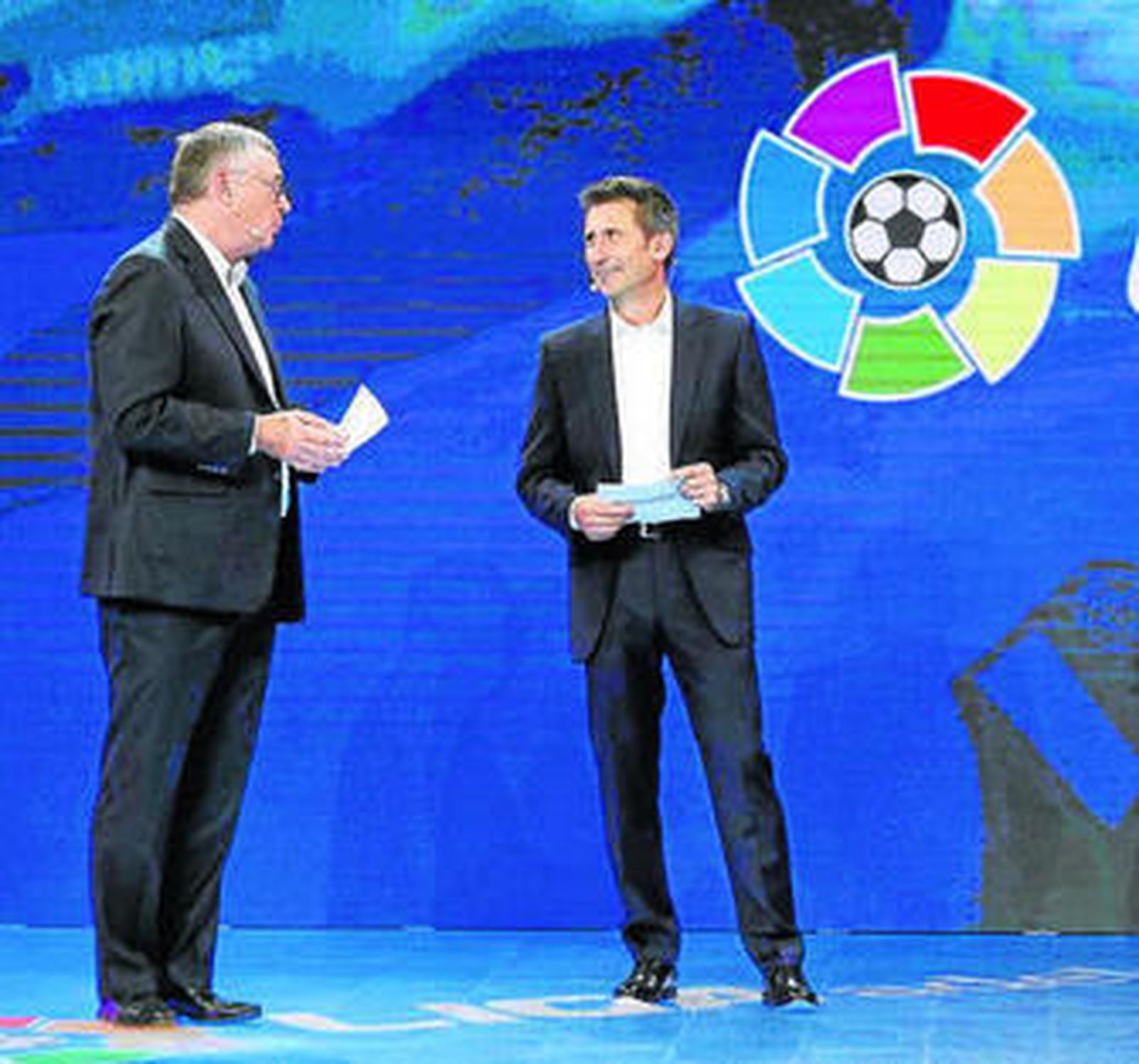 Los presentadores Michael Robinson y Carlos Martínez, ayer en la gala.