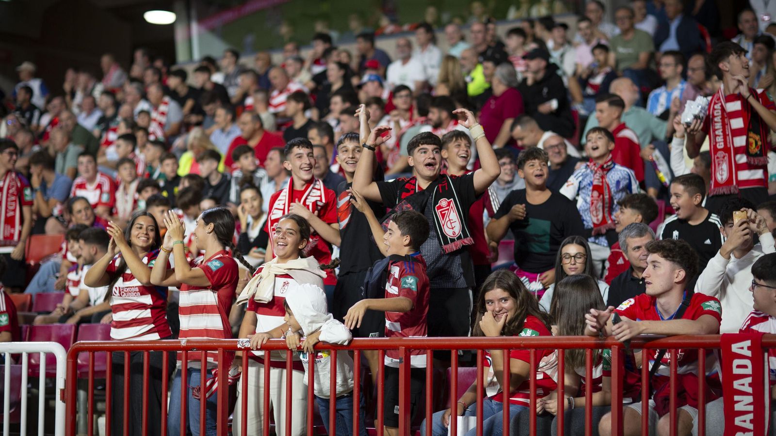Búscate en la grada de Los Cármenes durante el Granada CF-Málaga CF