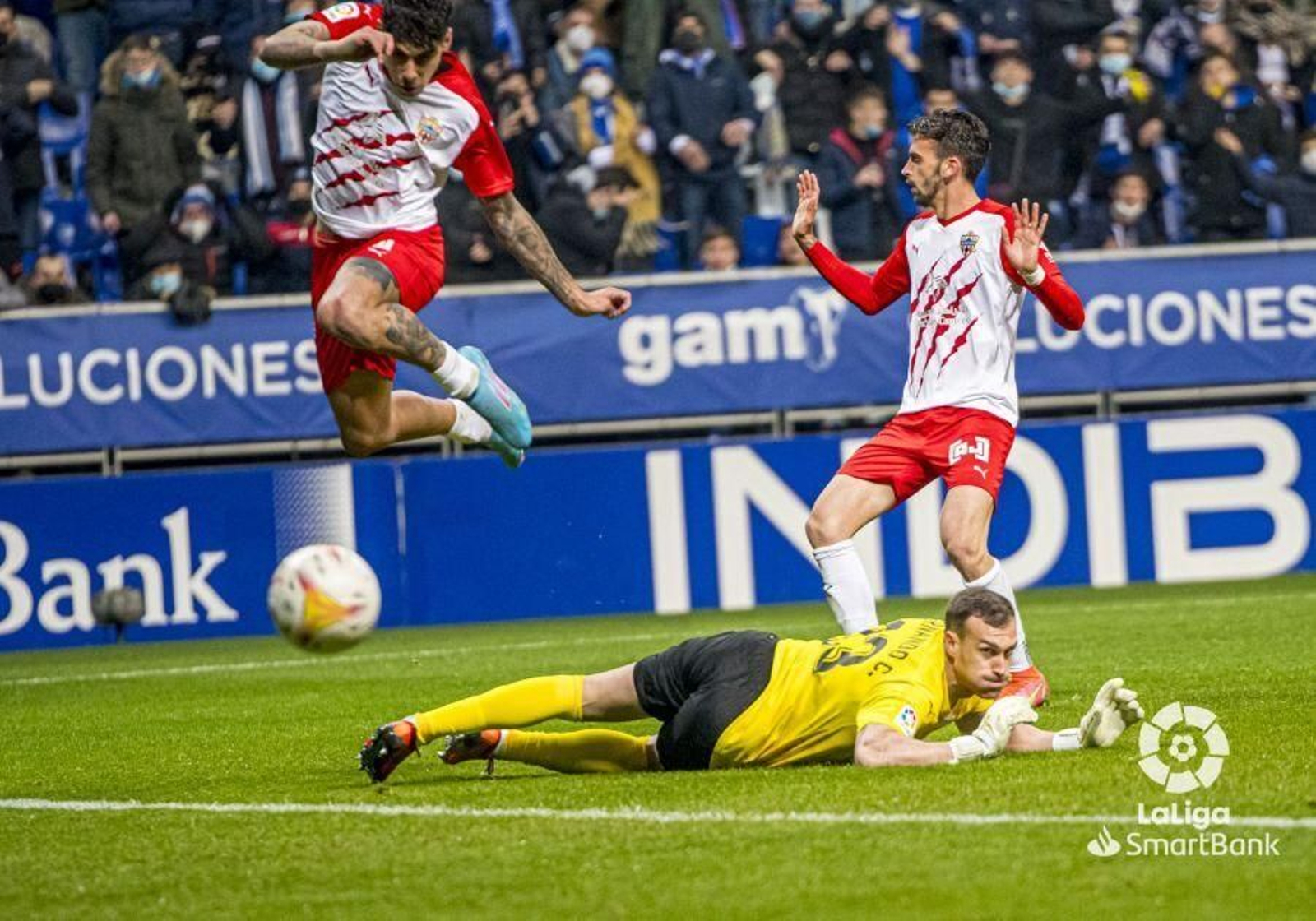Samú, que acabó llorando, salta sobre Fernando en un ataque carbayón.