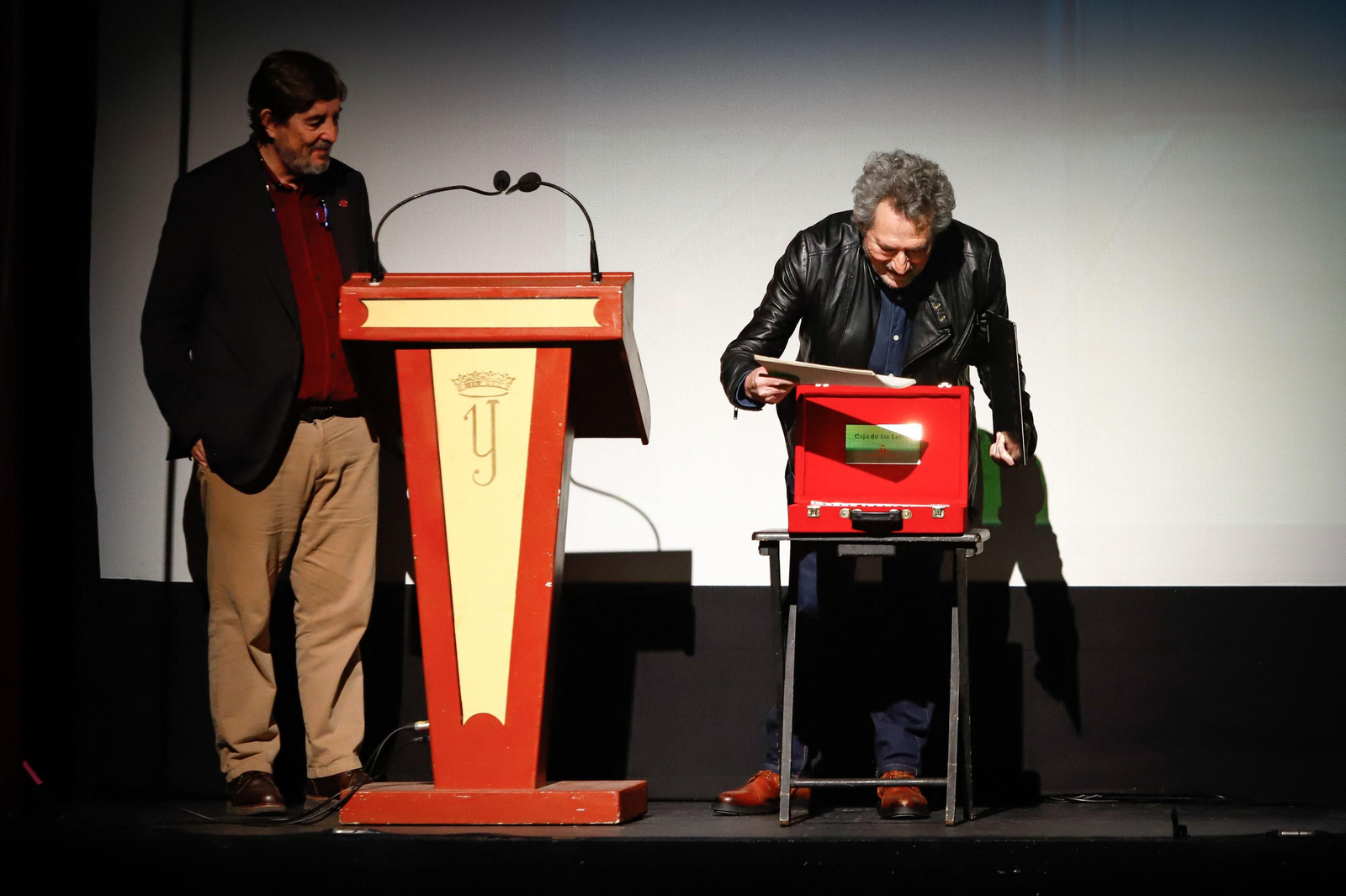 Miguel Ríos entrega un legado al Instituto Cervantes y ofrece un concierto en el Teatro Isabel la Católica