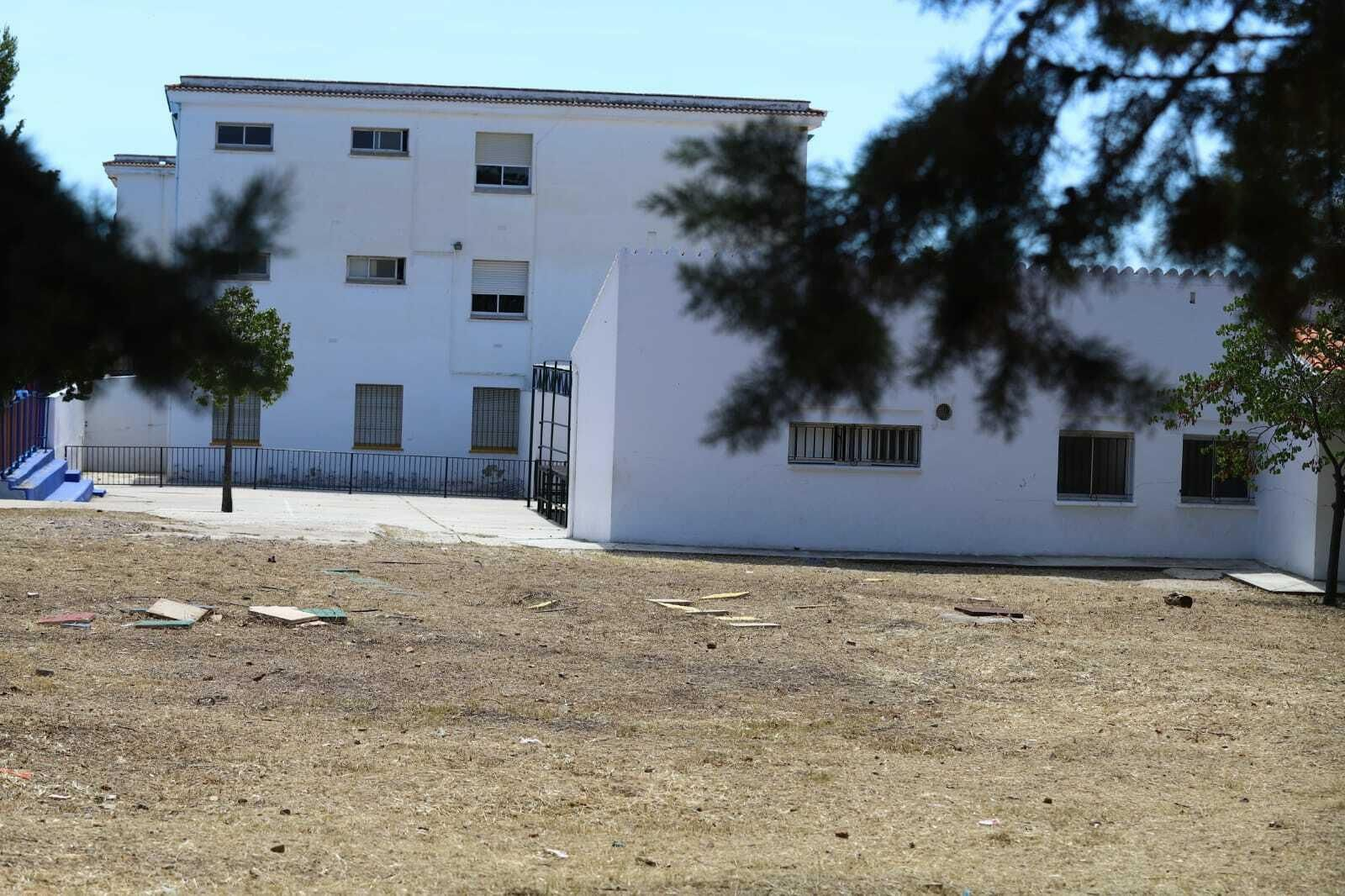 Las fotos de la protesta de padres a las puertas del colegio afectado por pulgas