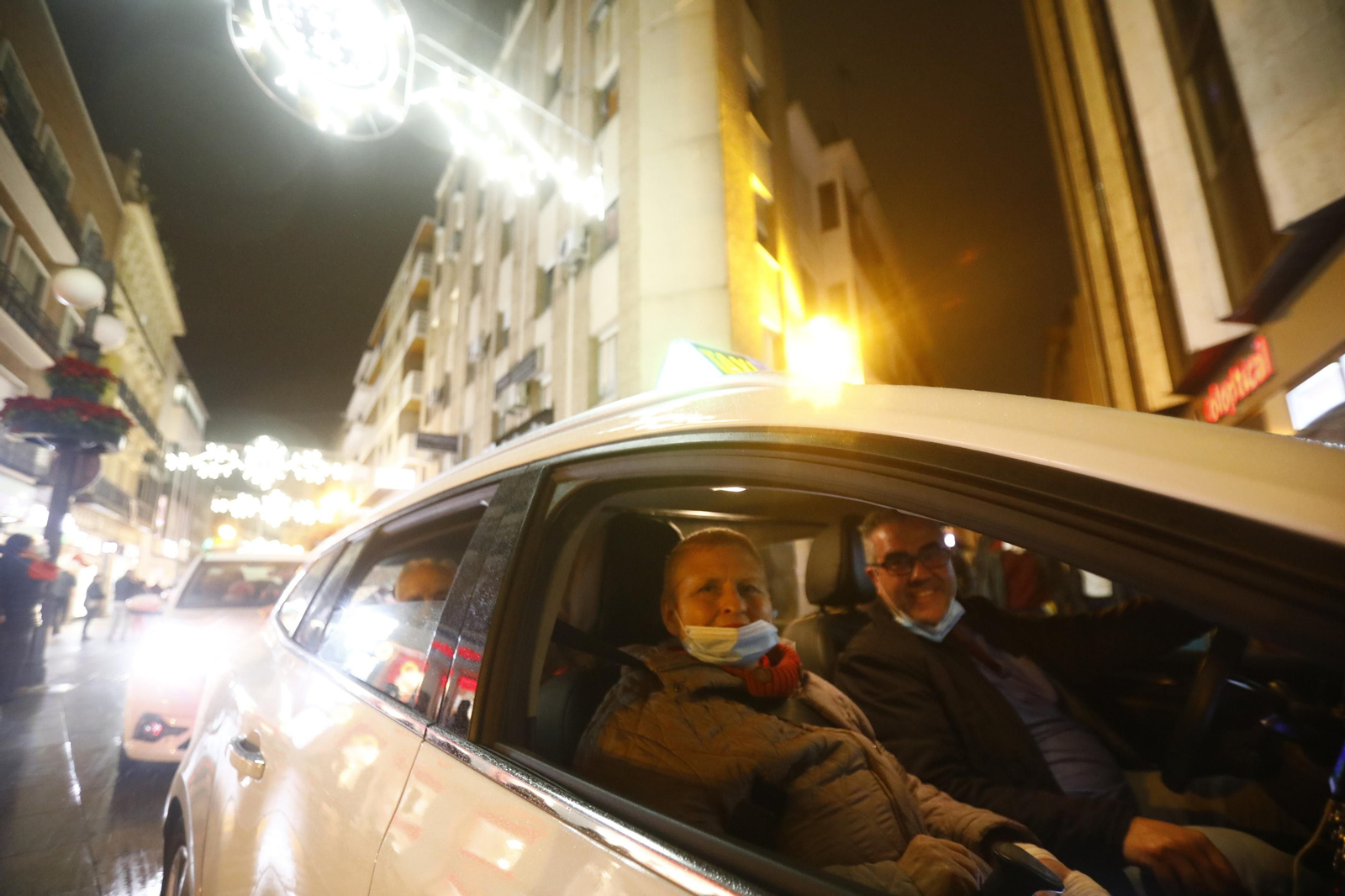 Las imágenes del Paseo de la Ilusión en taxi por Córdoba para mostrar las luces de Navidad a los mayores Las imágenes del Paseo de la Ilusión en taxi por Córdoba para mostrar las luces de Navidad a los mayores
