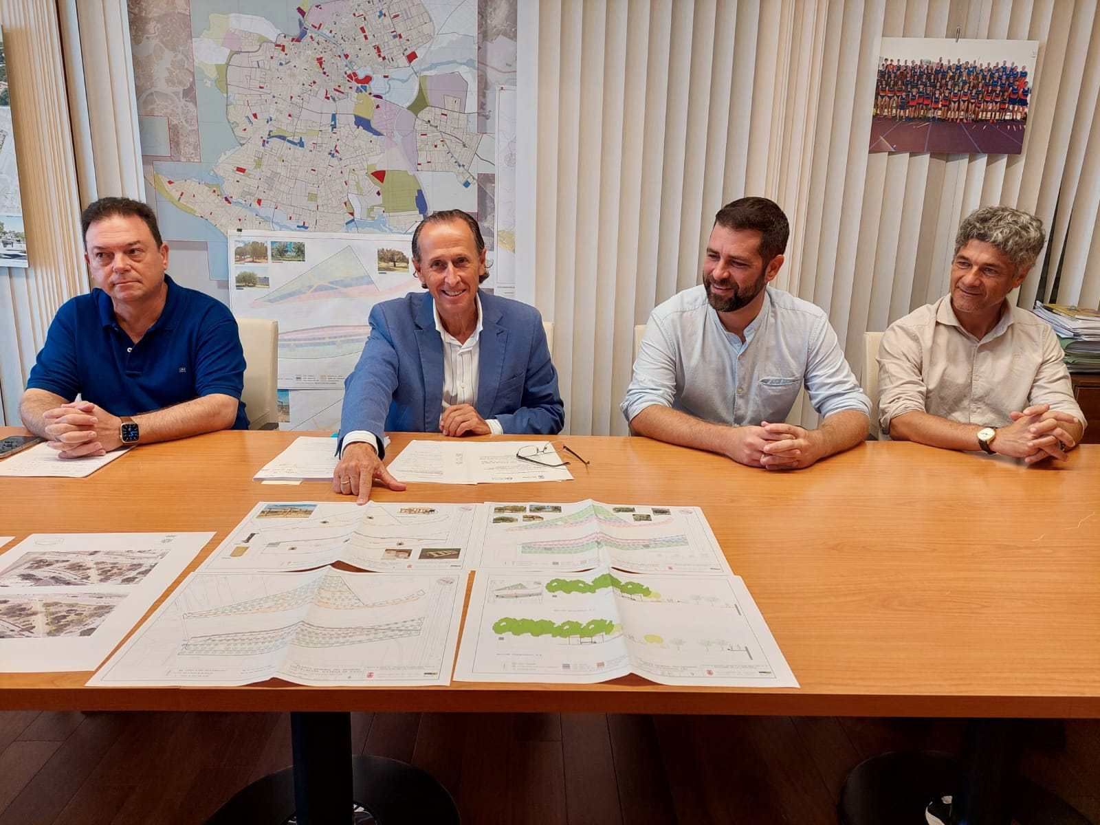 El alcalde y varios delegados durante la presentación de los proyectos a ejecutar.