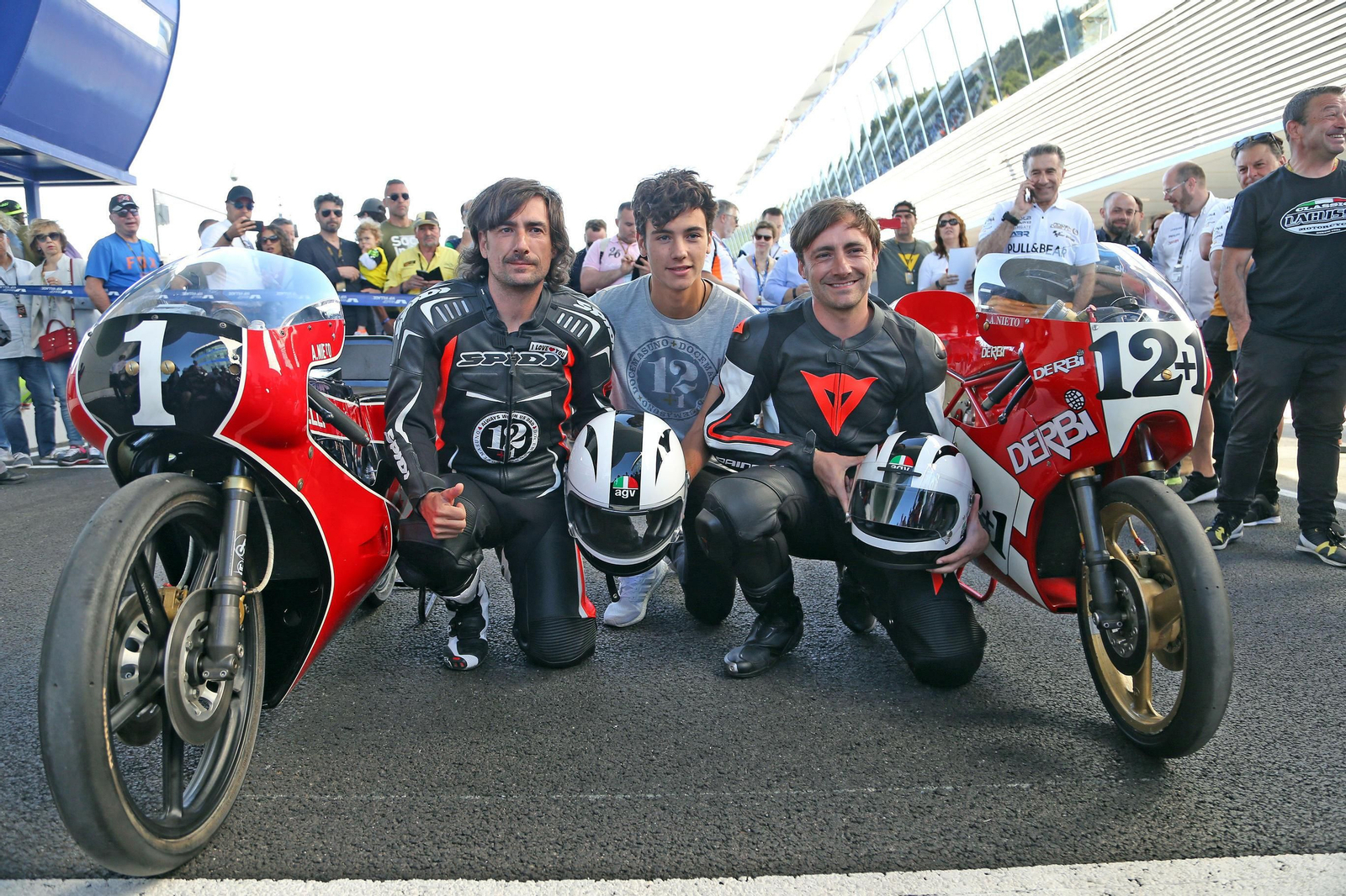Gelete y Pablo Nieto, con las motos de su padre que pilotaron en el circuito. Gelete y Pablo Nieto, con las motos de su padre que pilotaron en el circuito.