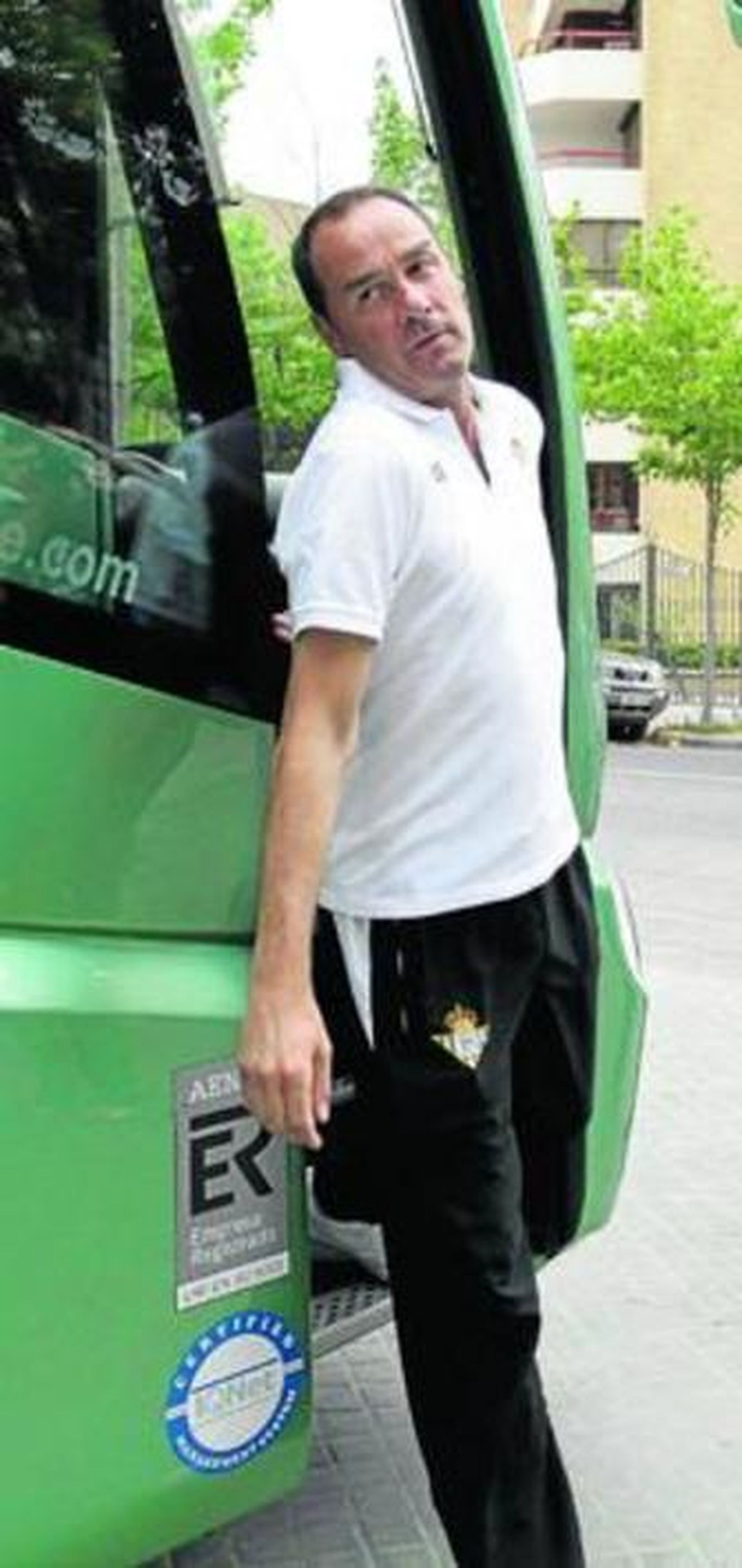 Víctor Fernández no acaba de salir del autocar del Betis.