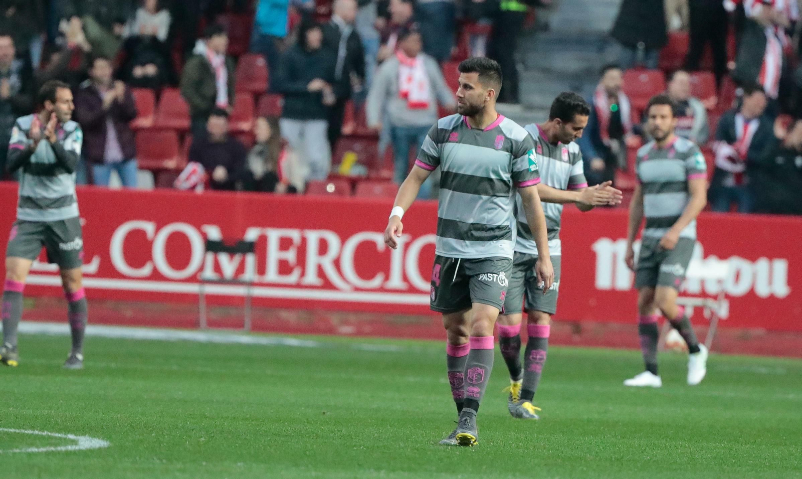 Los jugadores del Granada CF tratan de animarse durante el choque.