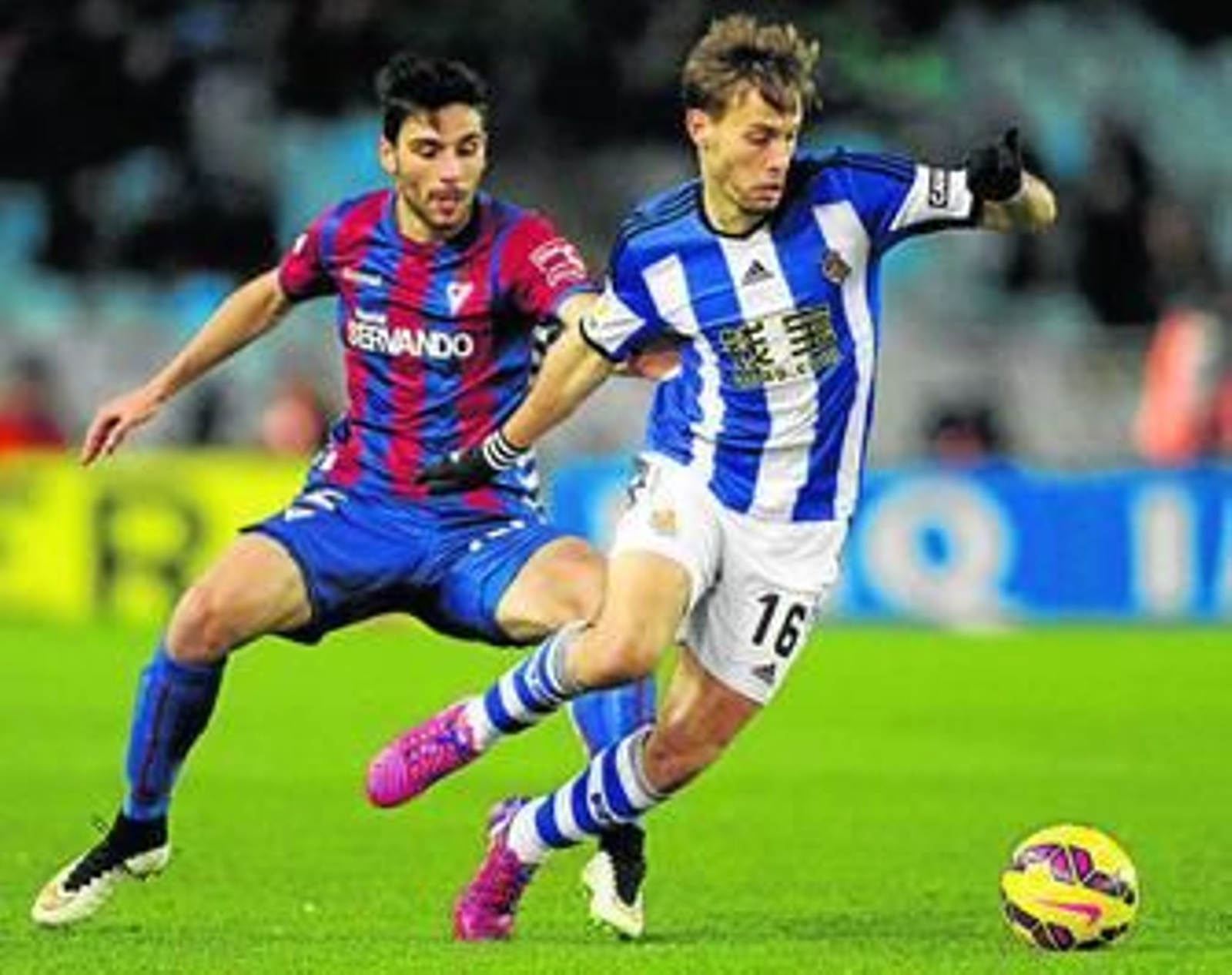 El defensa del Eibar Eneko Bóveda trata de frenar la incursión del realista Sergio Canales.
